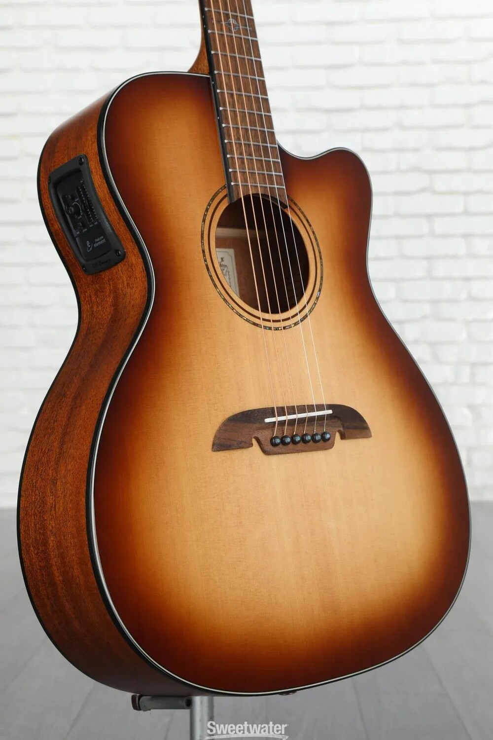 

Фолк-акустико-электрическая гитара Alvarez AF60CESHB Artist 60 — Shadowburst