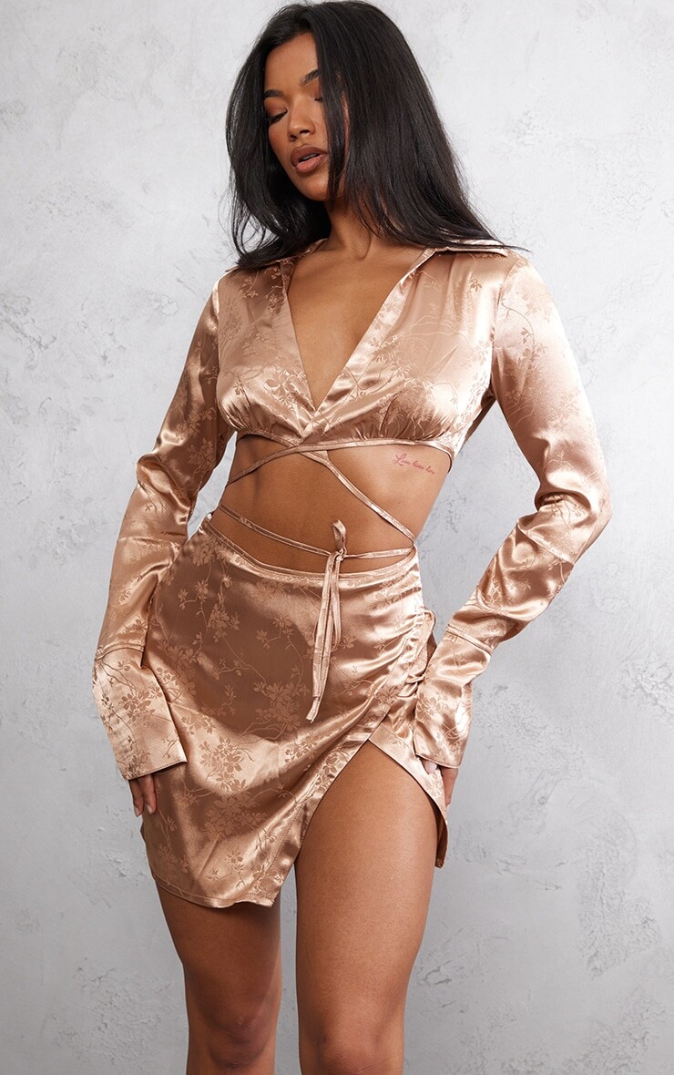 

PrettyLittleThing Укороченный жаккардовый атласный топ мокко с цветочным принтом и завязками