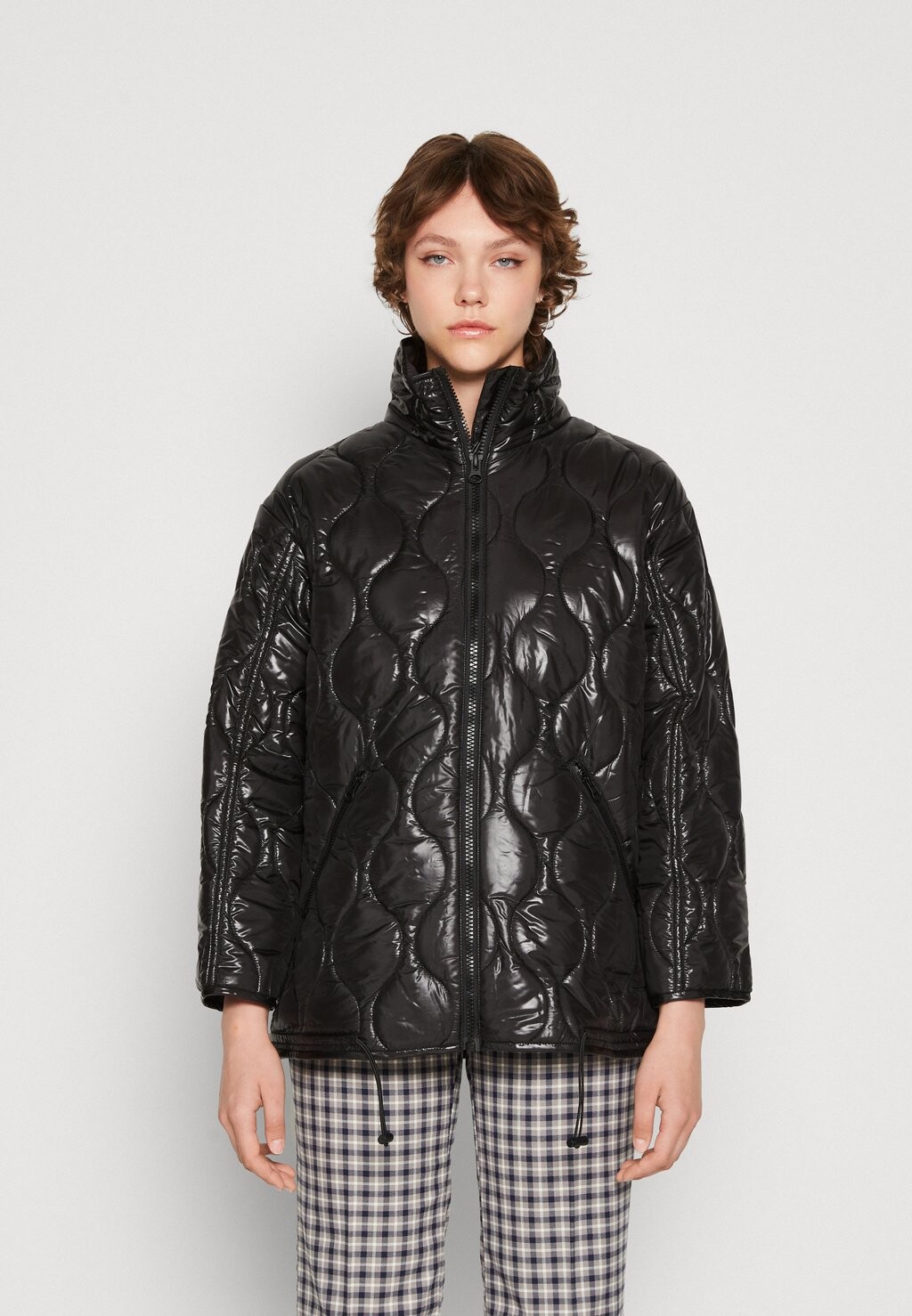 

Зимняя куртка Monki, цвет black dark
