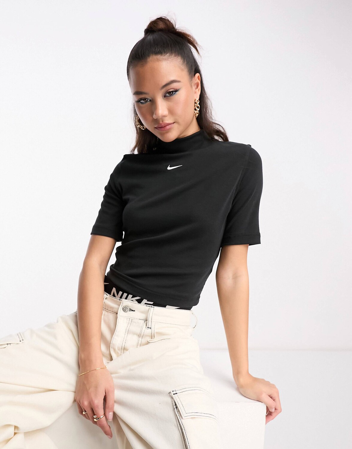 

Черный топ в рубчик с мини-галочкой Nike Essential
