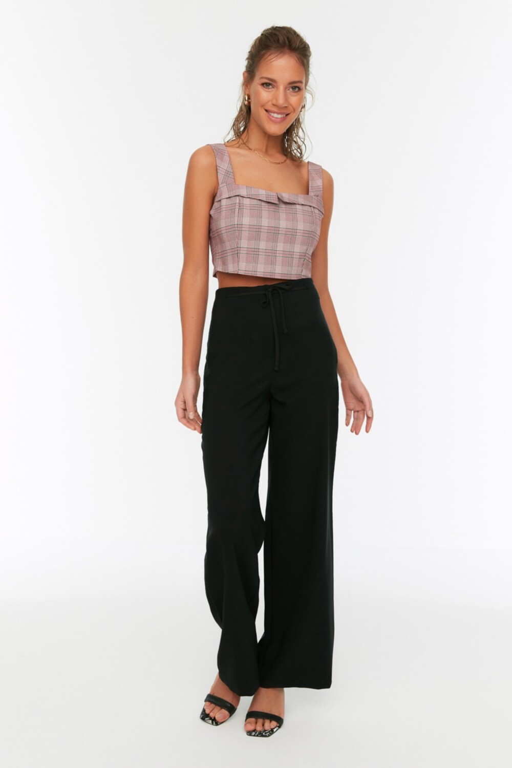 

Брюки с деталью Black Tie Trendyol, черный