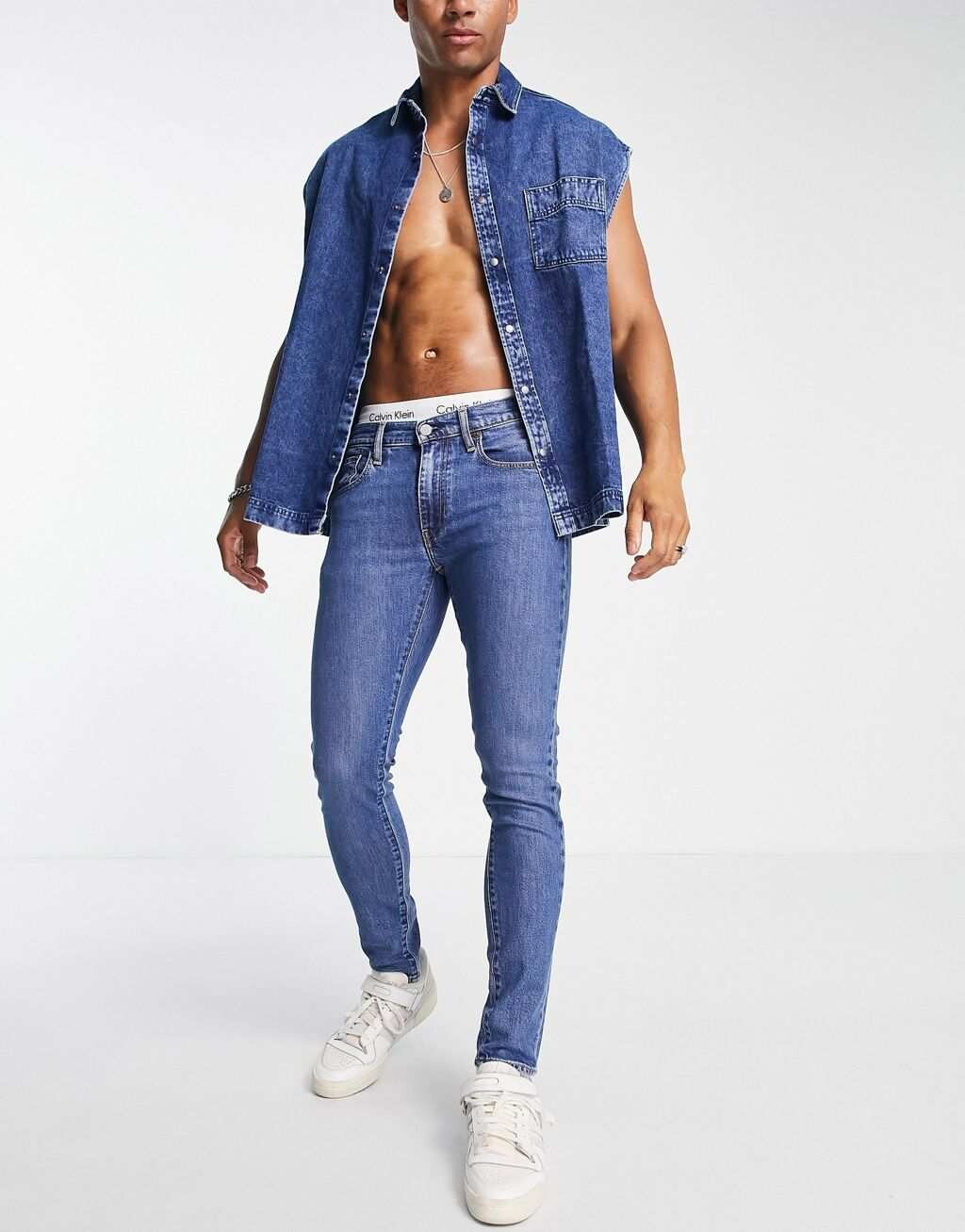 

Голубые зауженные джинсы Levi's
