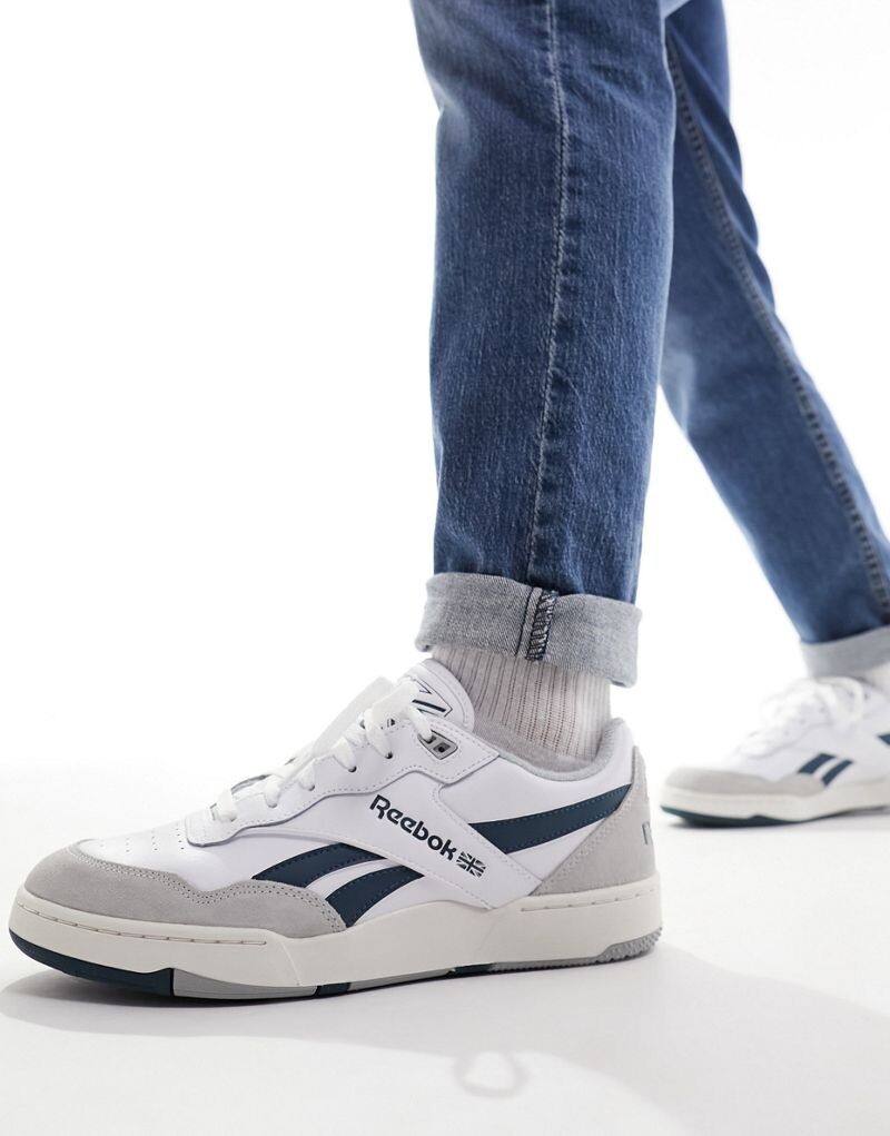 

Белые кроссовки Reebok BB 4000 II с синими деталями