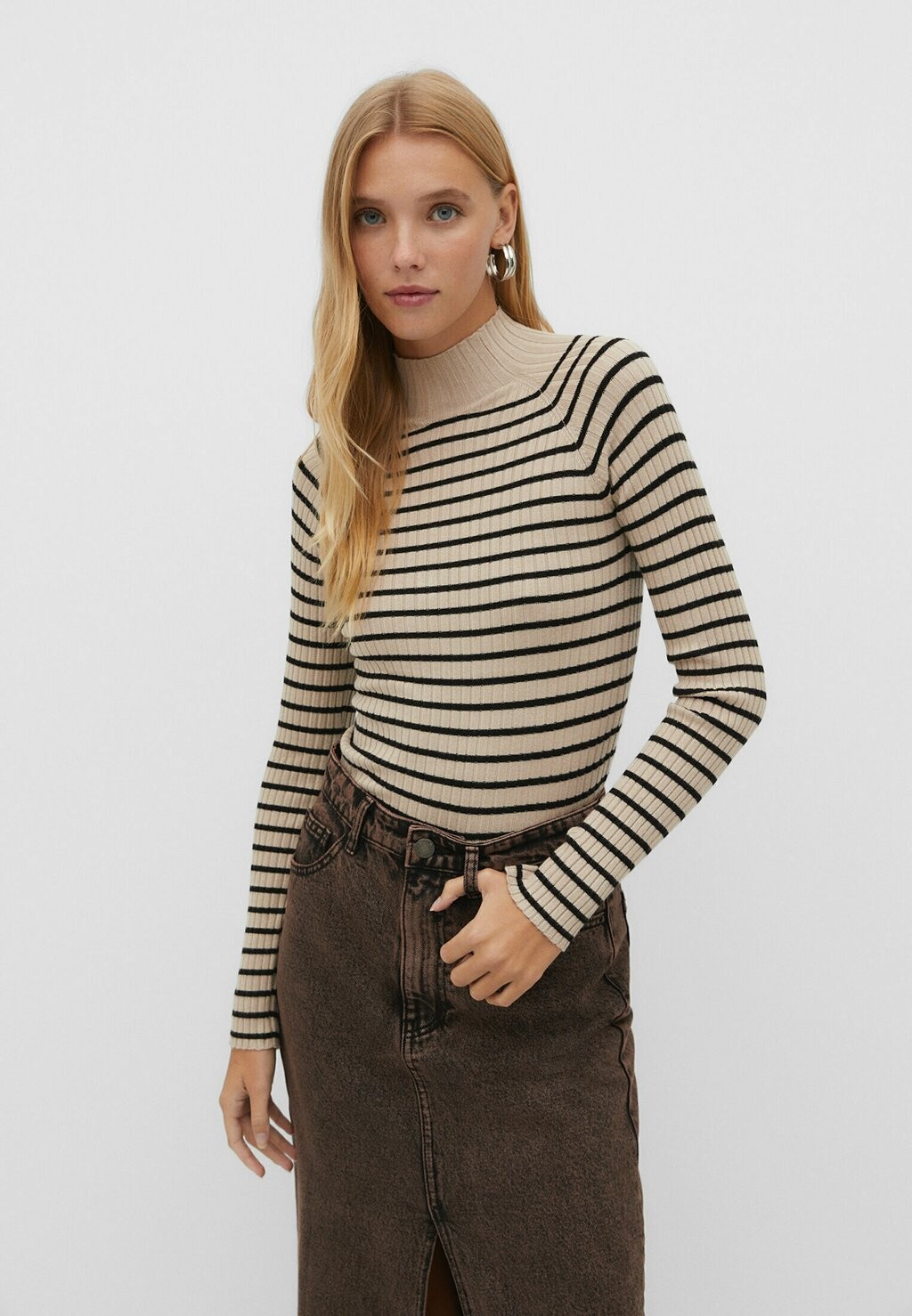 

Свитер Striped Mock Turtleneck Stradivarius, коричневый