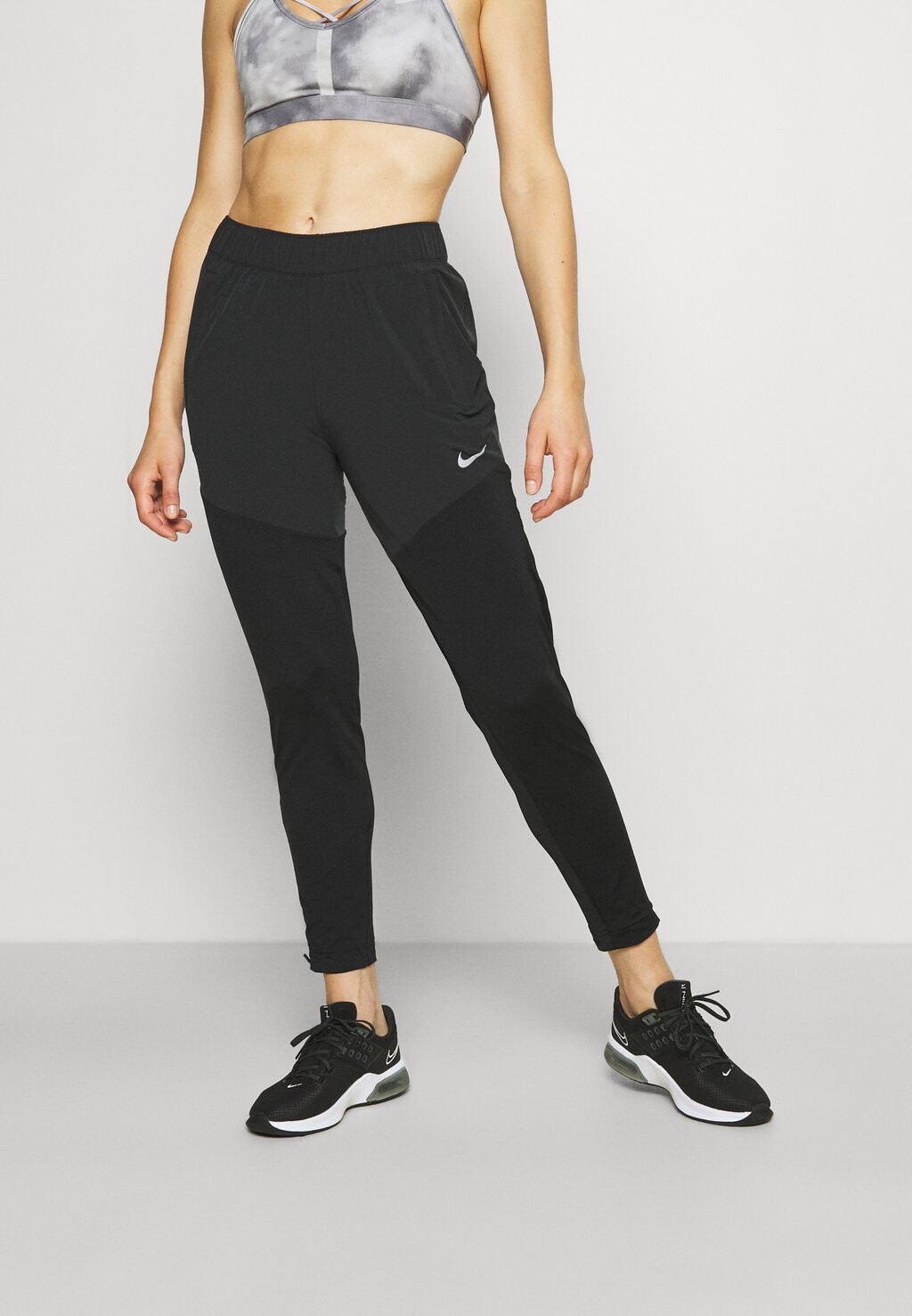 

Спортивные брюки Nike Essential Pant, черный / серебристый, Серый