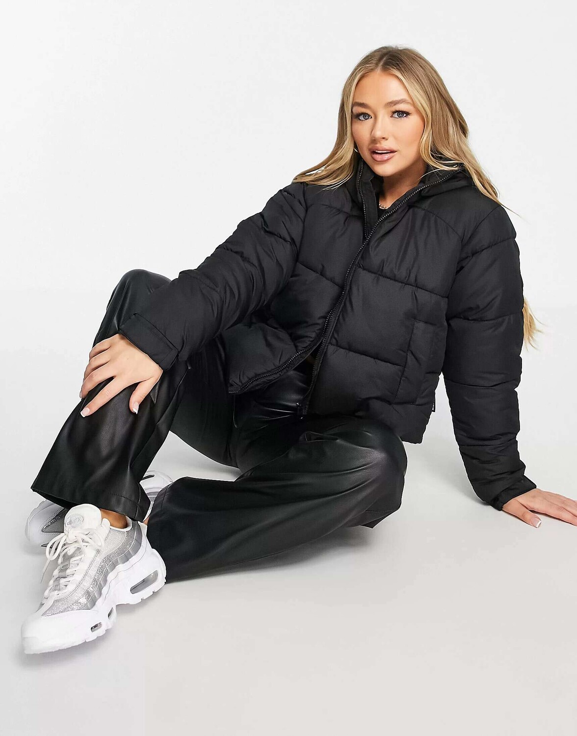 

Черная дутая куртка с капюшоном Missguided, Черный