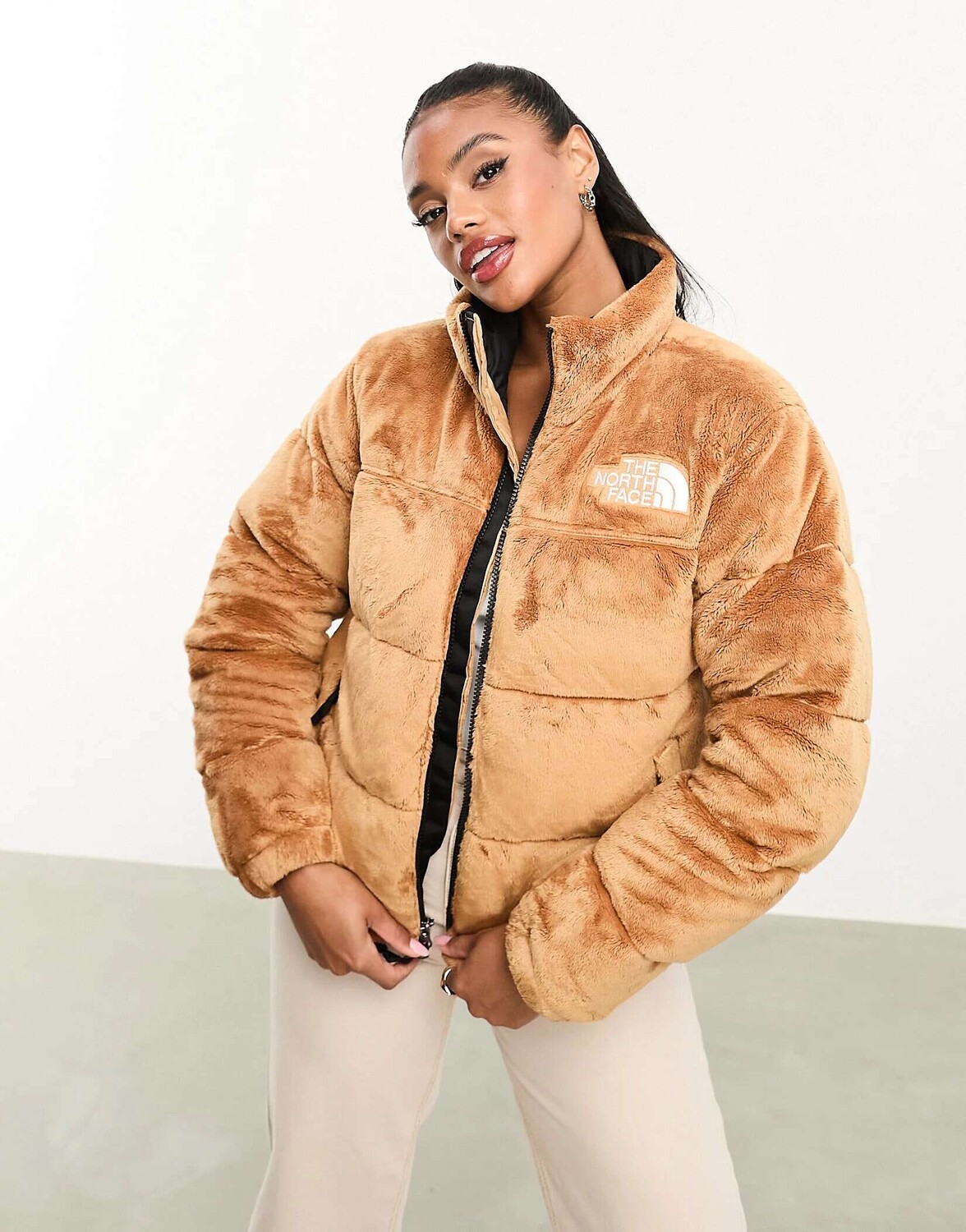 

Бежевый пуховик The North Face Nuptse Versa