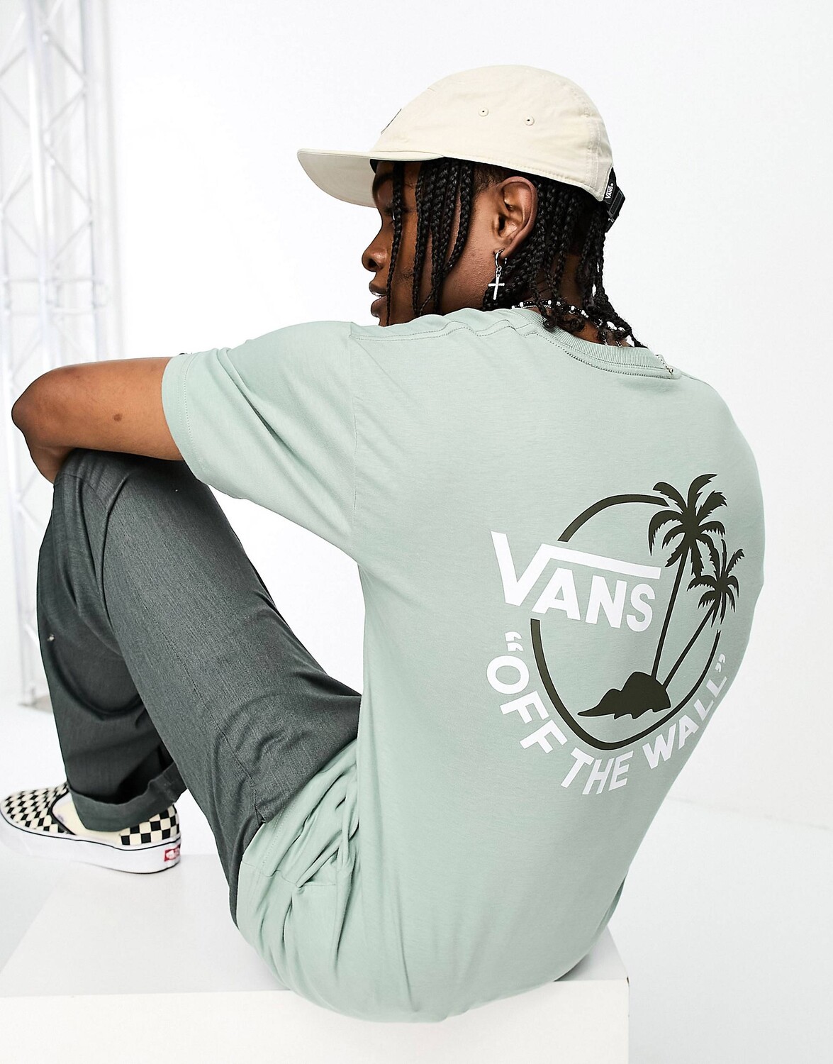 

Зеленая футболка с мини-принтом в виде двух ладоней на спине Vans