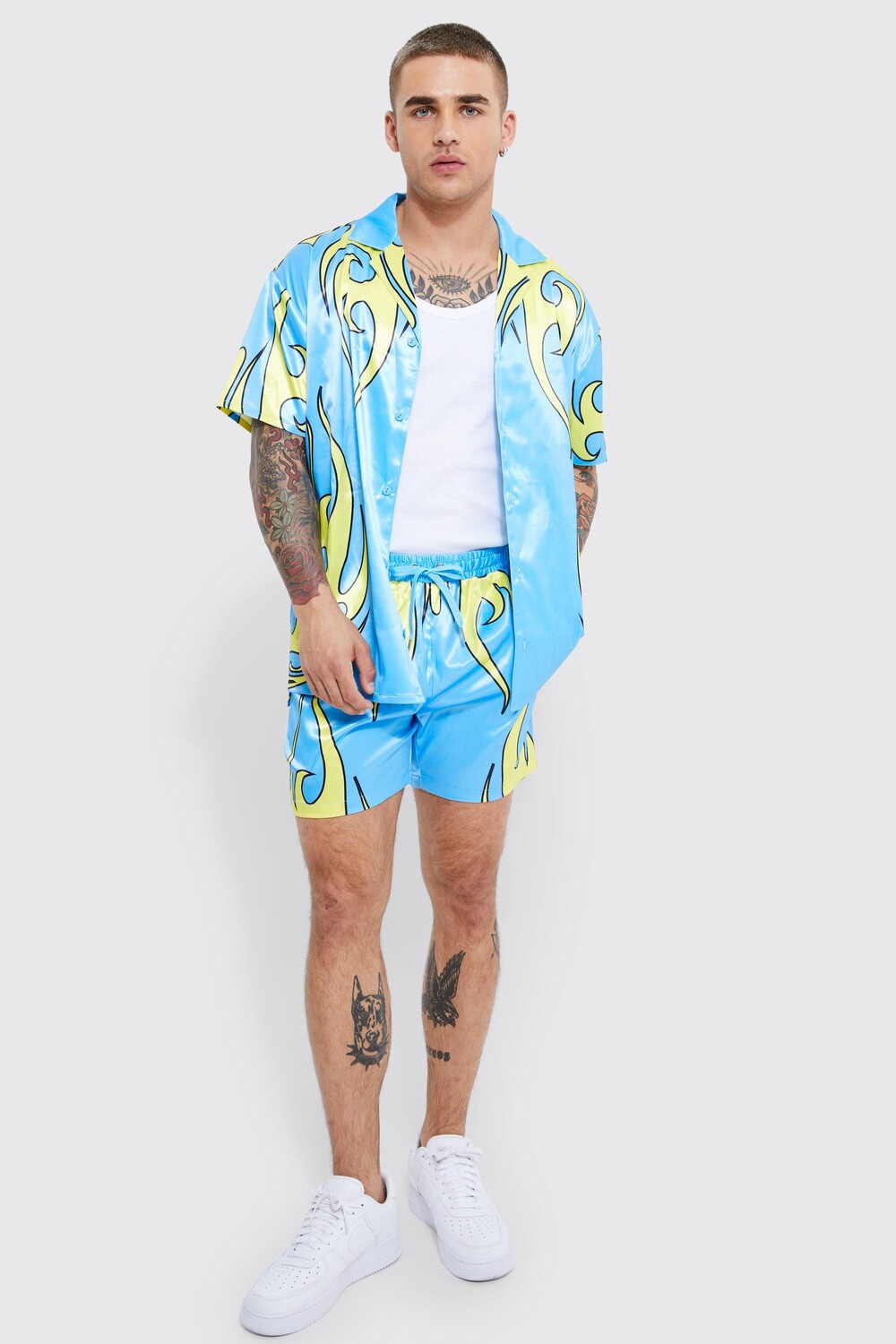 

Рубашка оверсайз из пламя из атласа с коротким рукавом и короткий комплект Boohoo, синий