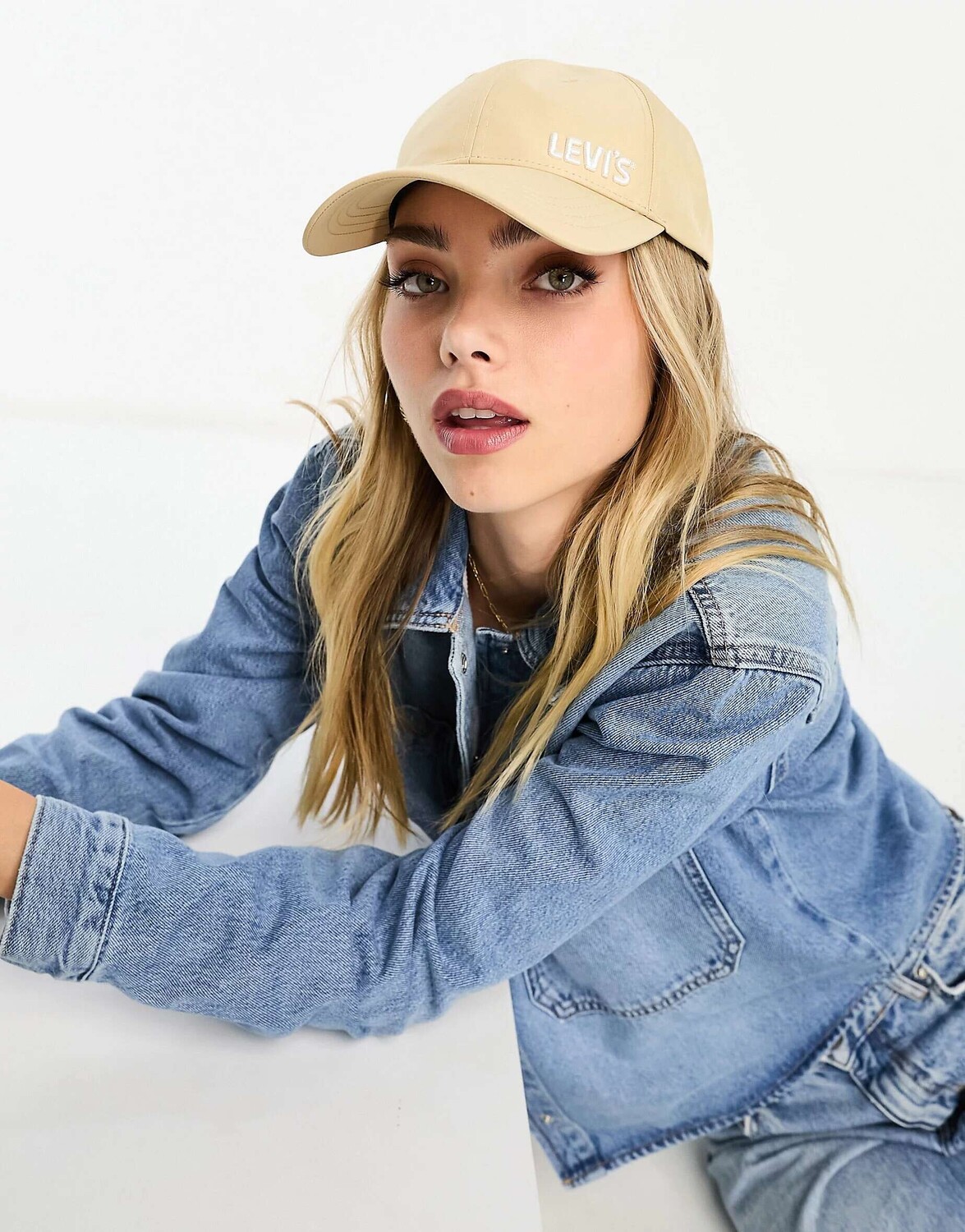 

Синяя кепка Levi's с логотипом сбоку
