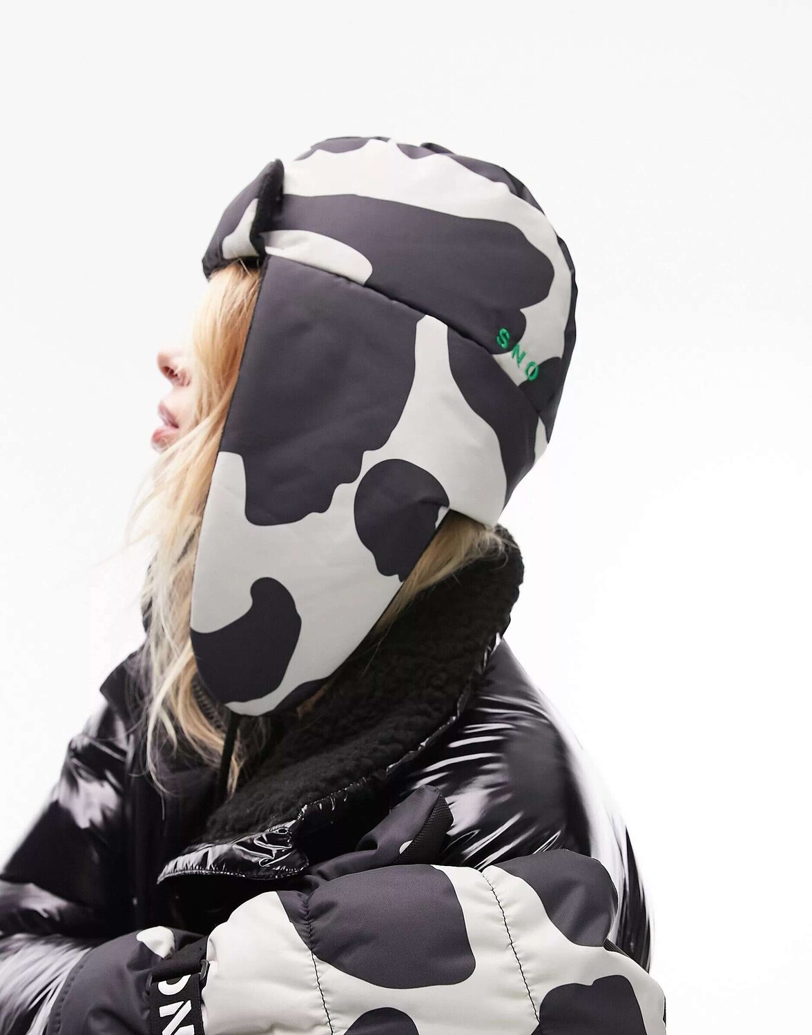 

Topshop Однотонная лыжная шапка с принтом коровы Sno