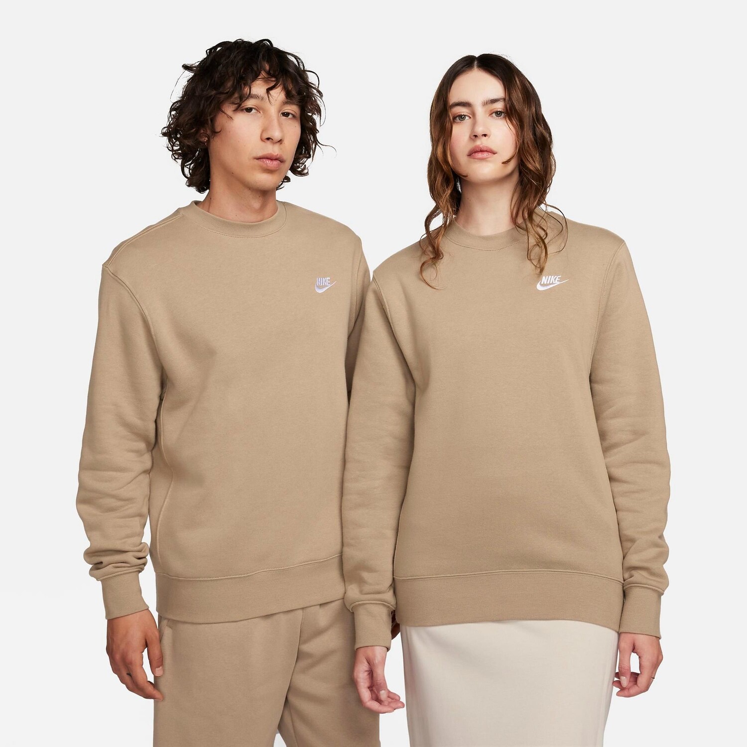 

Флисовый свитшот с круглым вырезом Nike Sportswear Club, коричневый