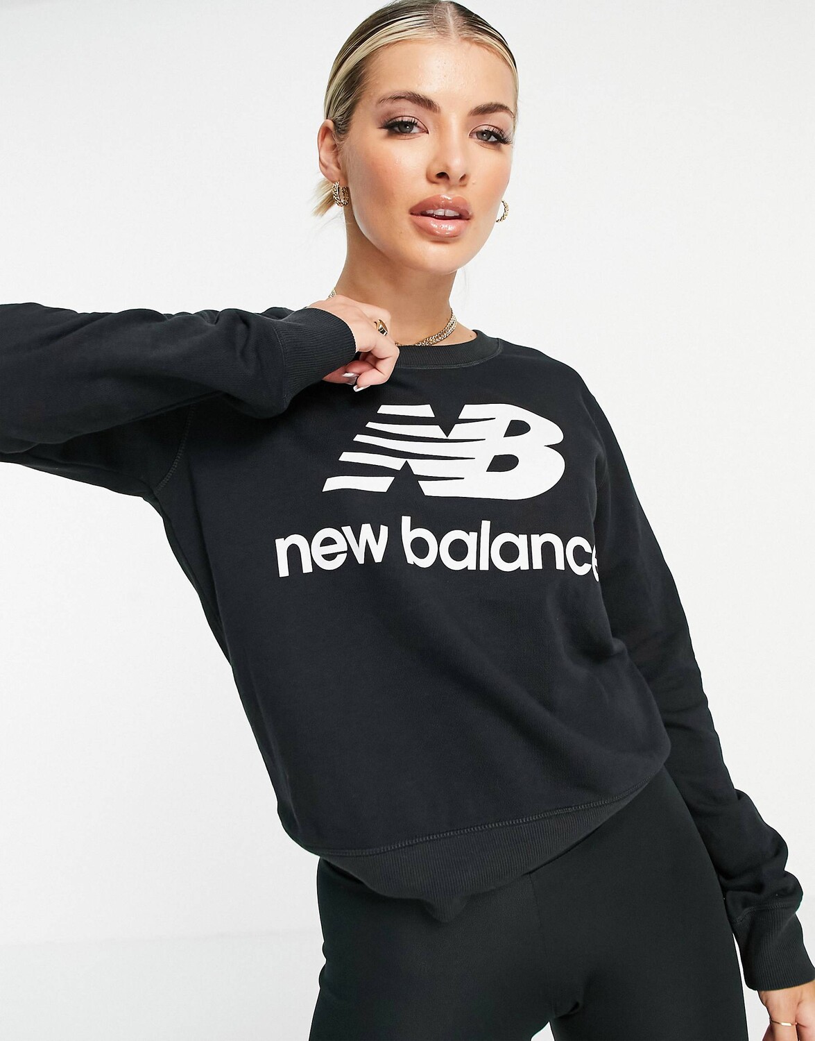 

Черная толстовка с крупным логотипом New Balance