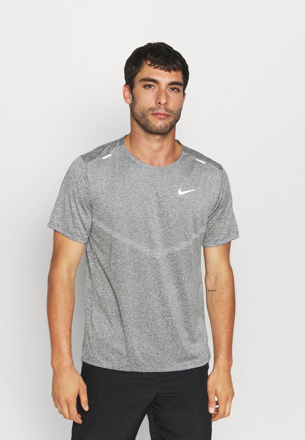 Спортивная футболка RISE Nike, дымчато-серый/вереск/светоотражающее серебро