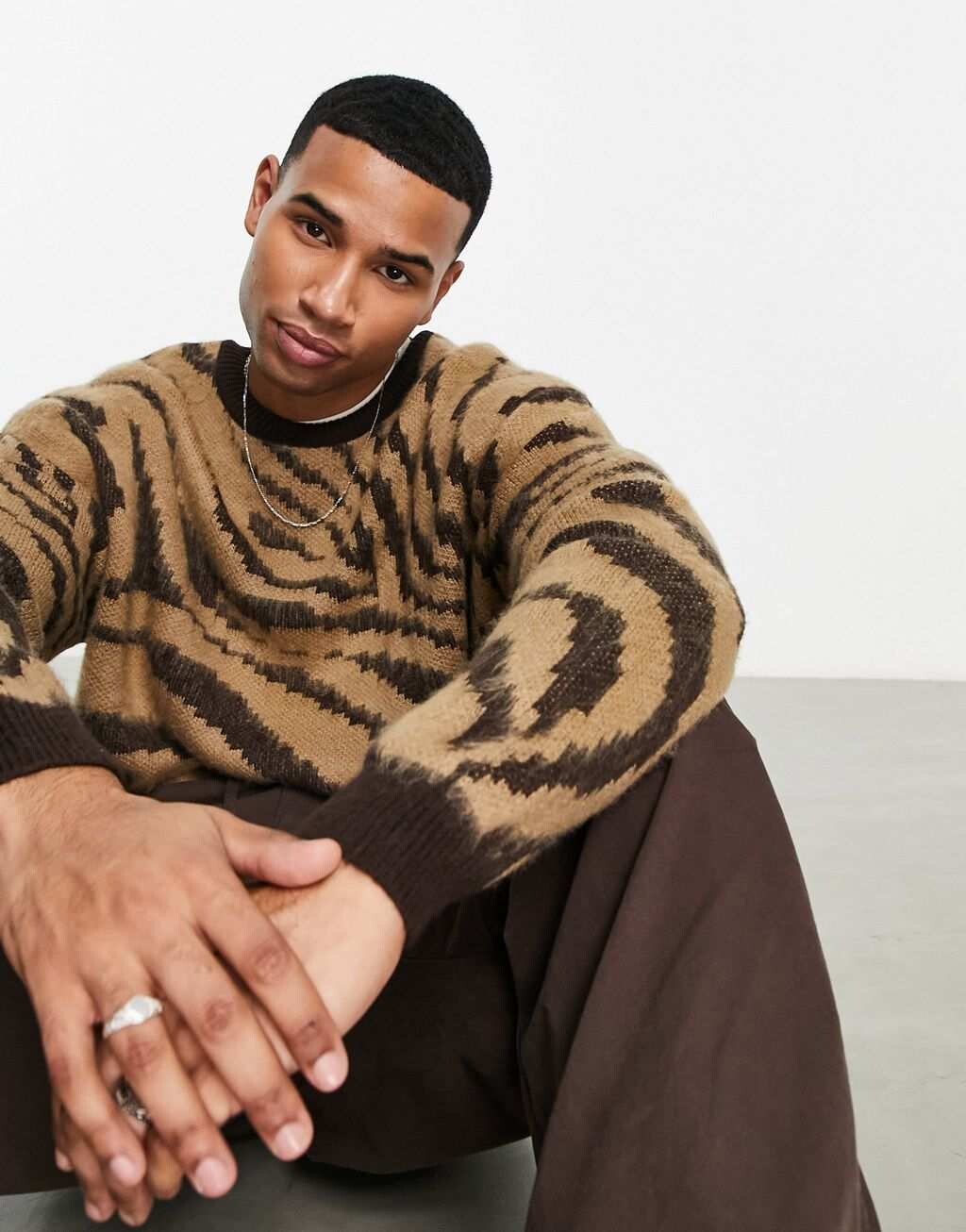 

Вязаный джемпер оверсайз с нейтральным животным принтом ASOS DESIGN