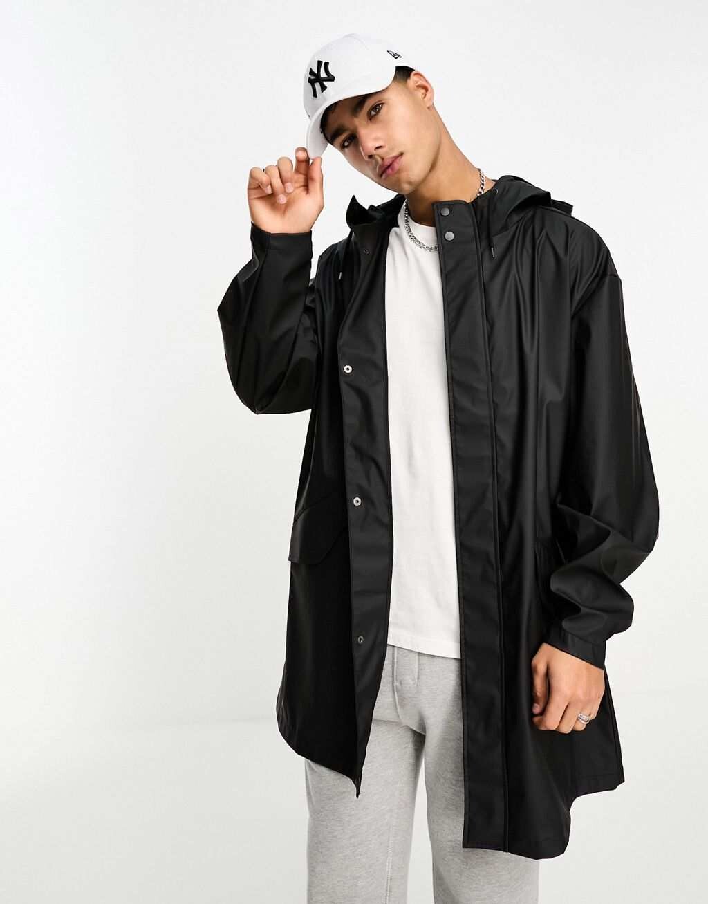 

Черная прорезиненная куртка-дождевик ASOS DESIGN