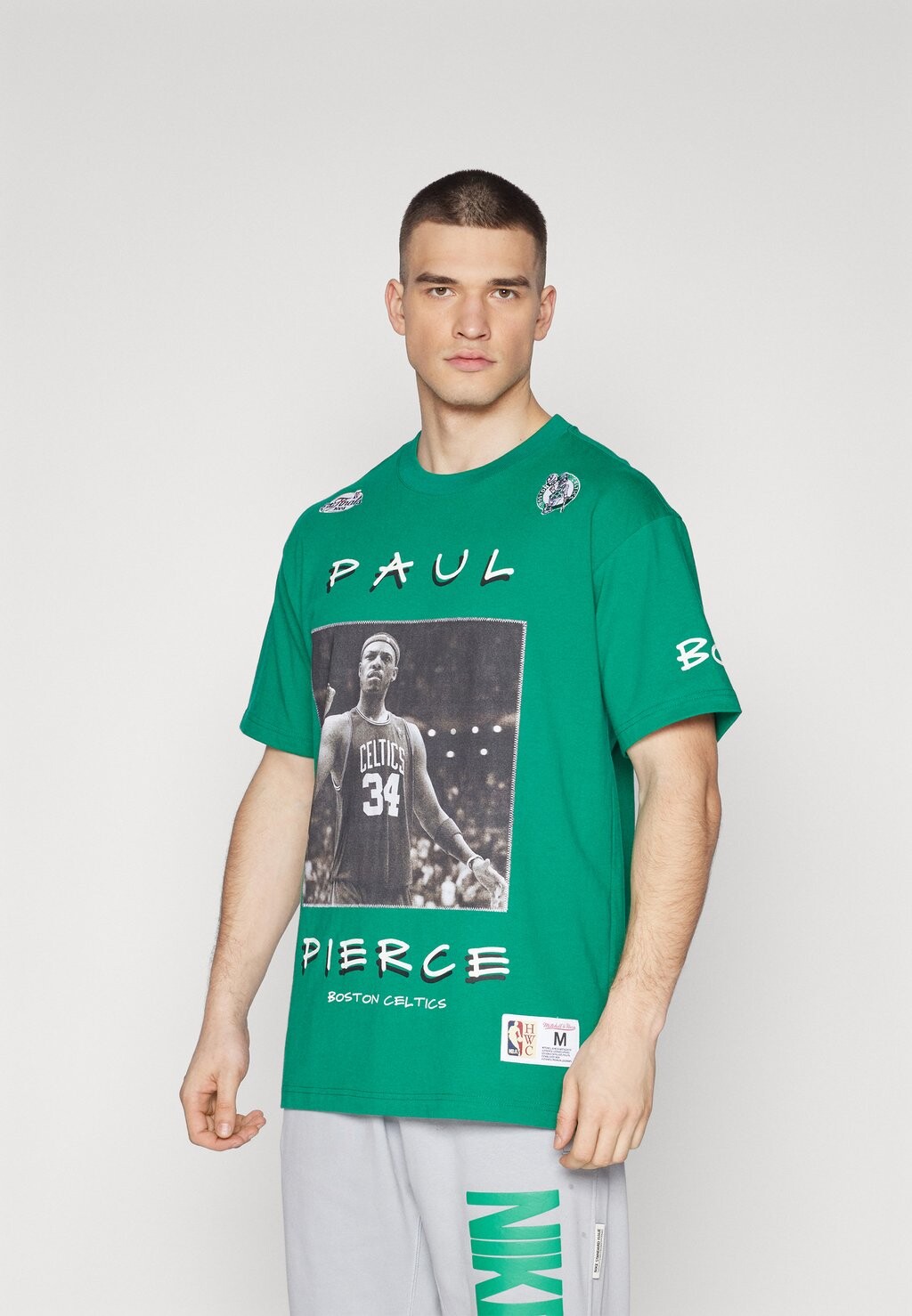 

Футболка с символикой NBA CHICAGO BULLS HEAVYWEIGHT PREMIUM PLAYER TEE VINTAGE LOGO DENNIS RODMAN Mitchell & Ness, цвет kelly green
