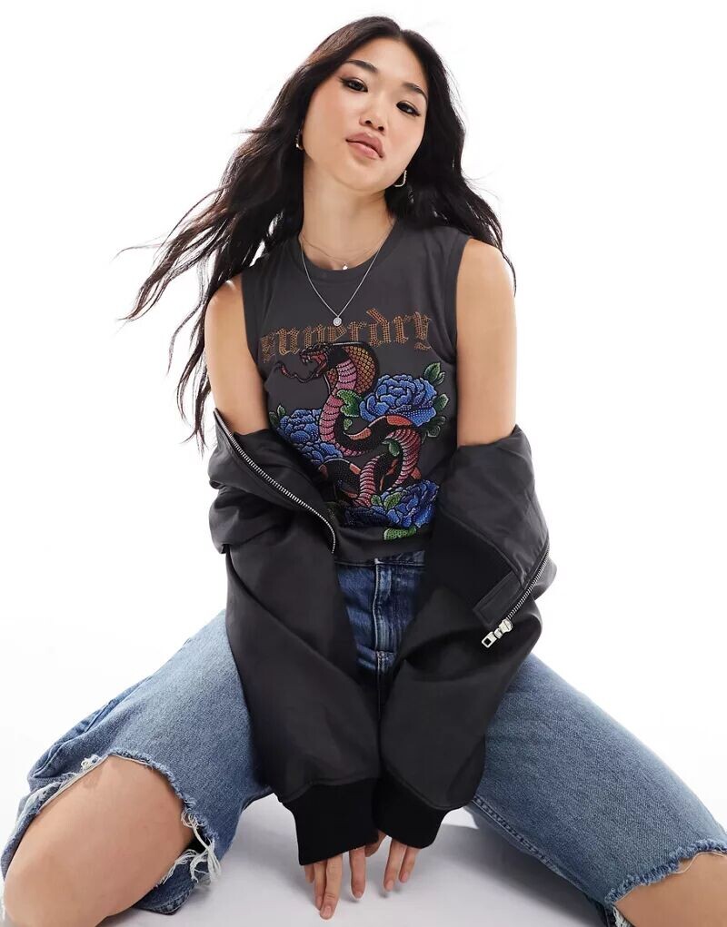

Угольная майка Superdry с тату-принтом и стразами