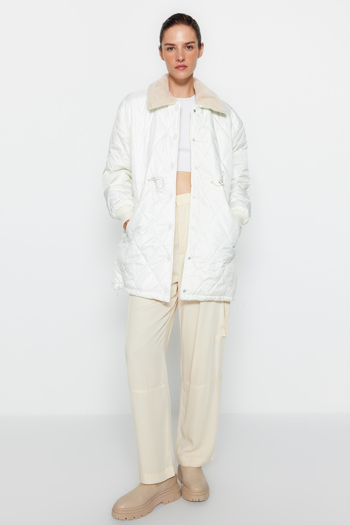 Куртка-пуховик Trendyol стеганая оверсайз с водоотталкивающей пропиткой и меховой отделкой на воротнике, белый цена и фото