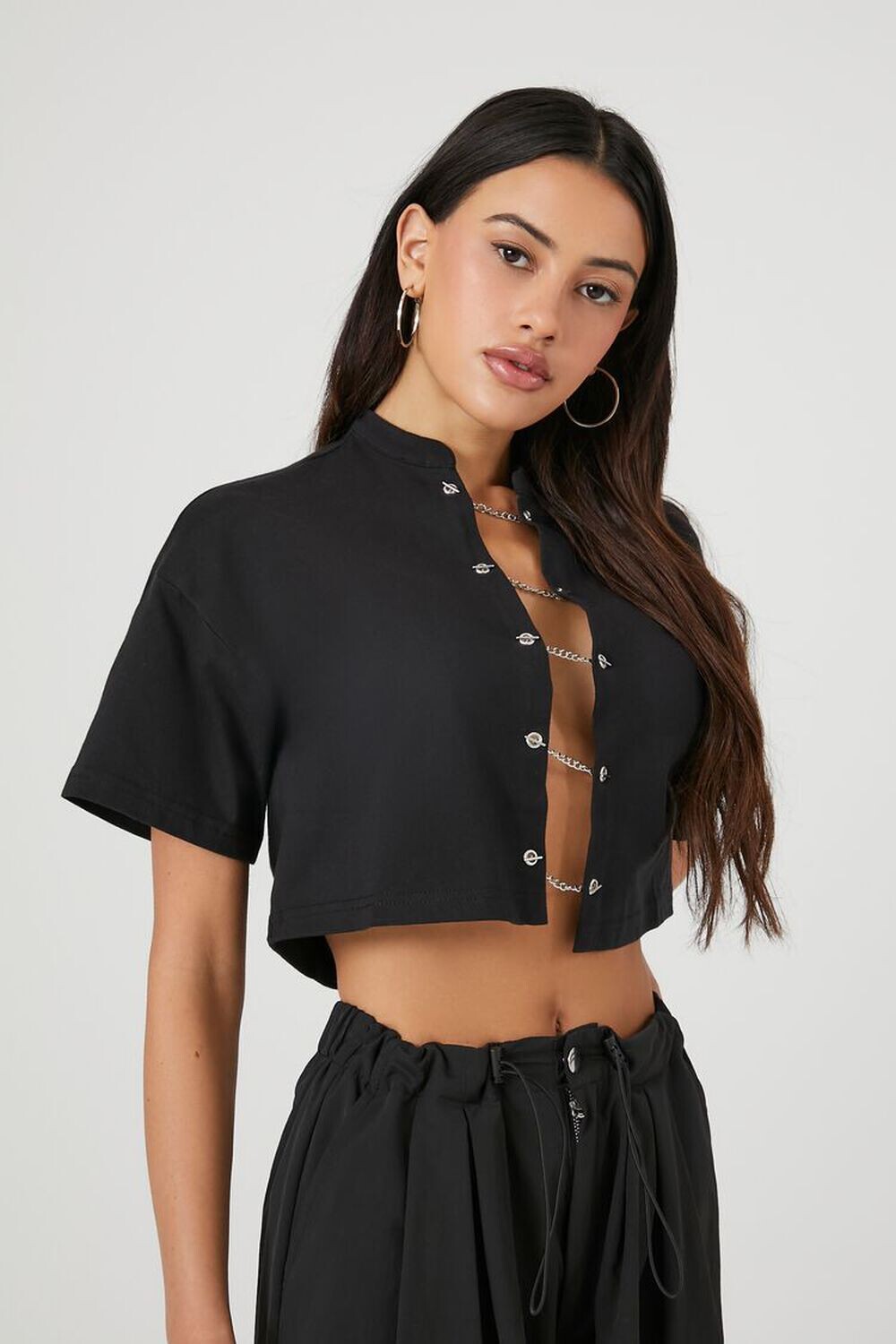 

Укороченная футболка с вырезом и ремешком-цепочкой Forever 21, черный
