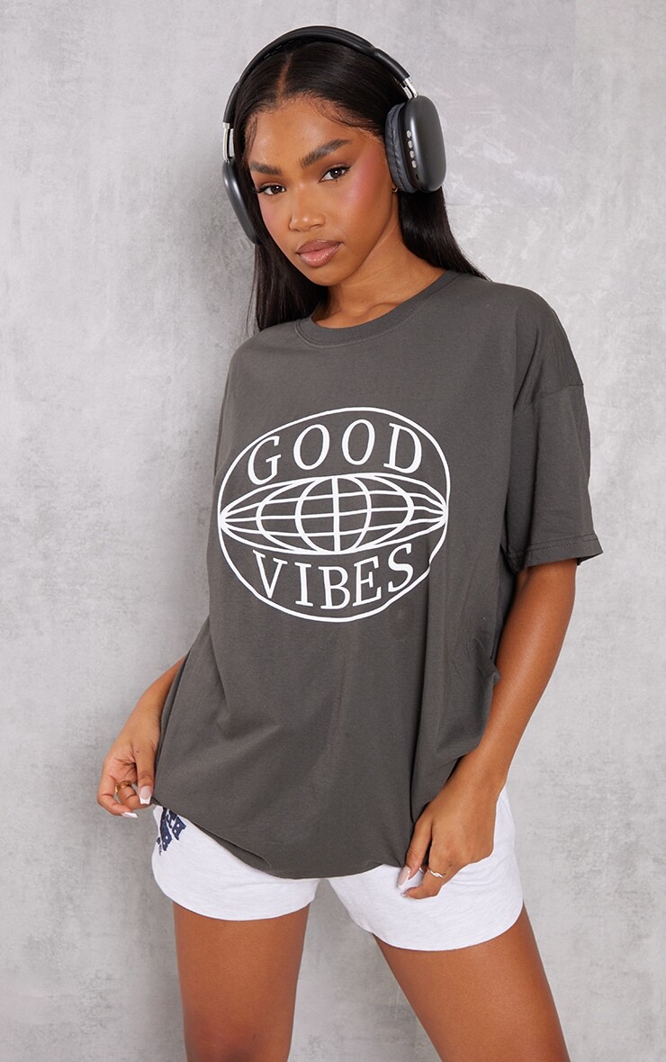 

PrettyLittleThing Темно-серая футболка с принтом Good Vibes, Серый