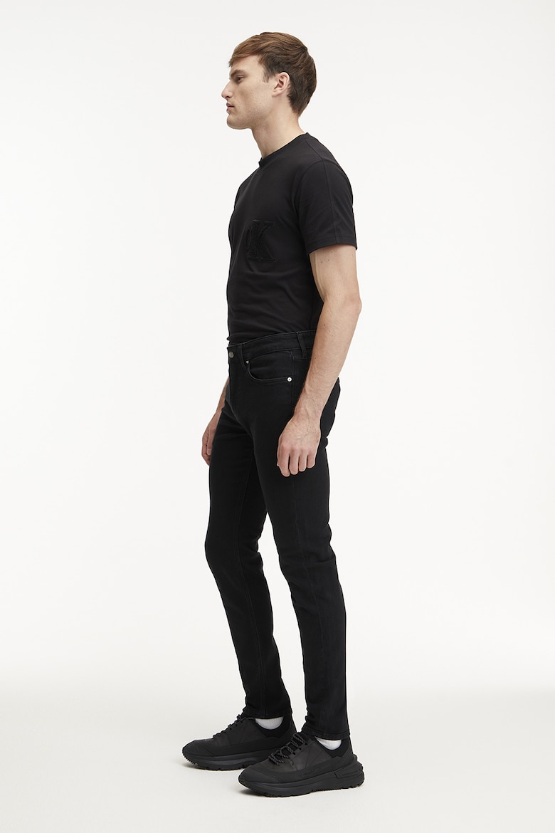 Джинсы на теле Calvin Klein Jeans, черный