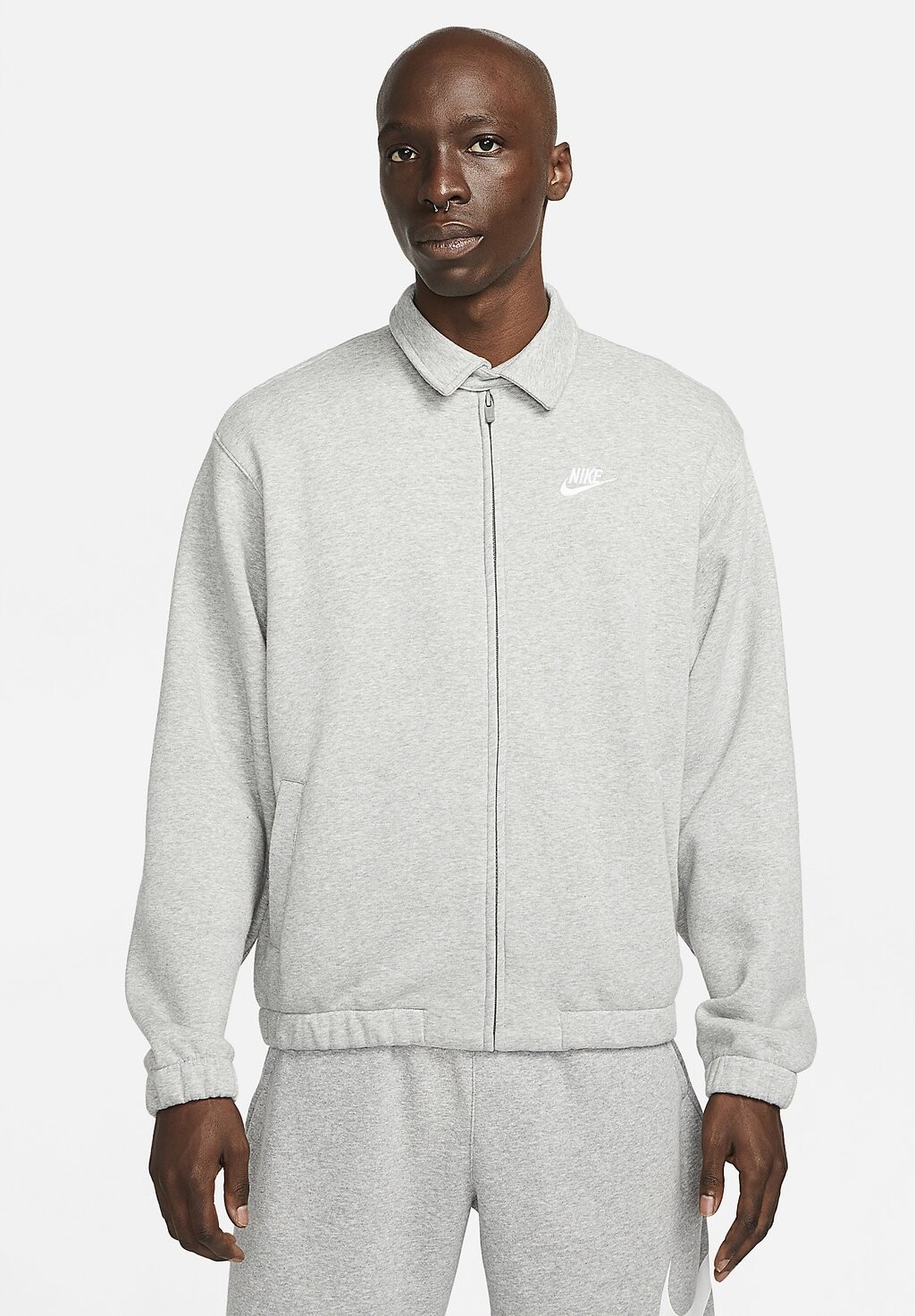 

Спортивная куртка M NK CLUB BB HARRINGTON Nike, серый вереск/белый