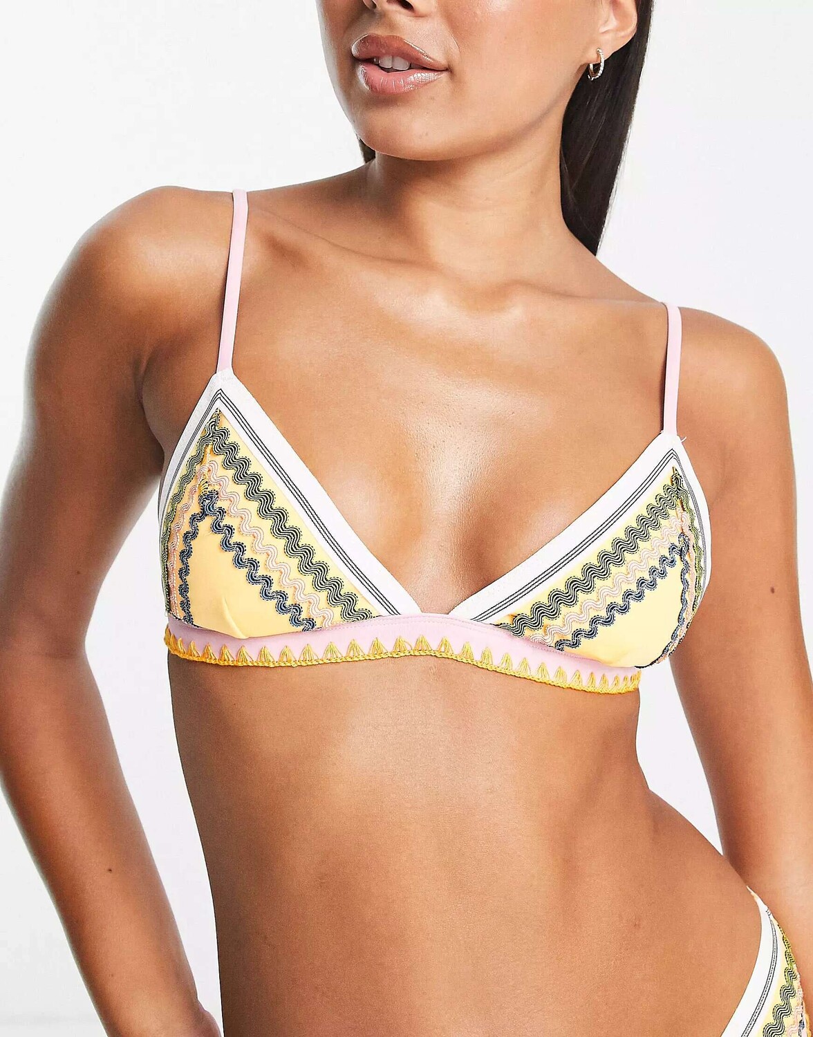

Оранжевый лиф бикини с вышивкой River Island