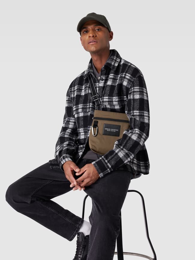 

Сумочка с нашивкой-лейблом и карабином ARMANI EXCHANGE, серо-коричневый