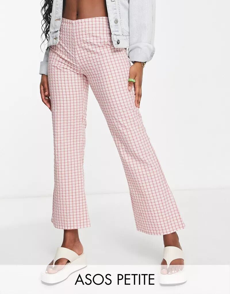 

Повседневные расклешенные брюки в розовую клетку ASOS Petite