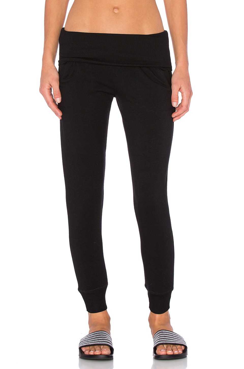 Спортивные брюки Beyond Yoga Cozy Fleece Foldover, черный