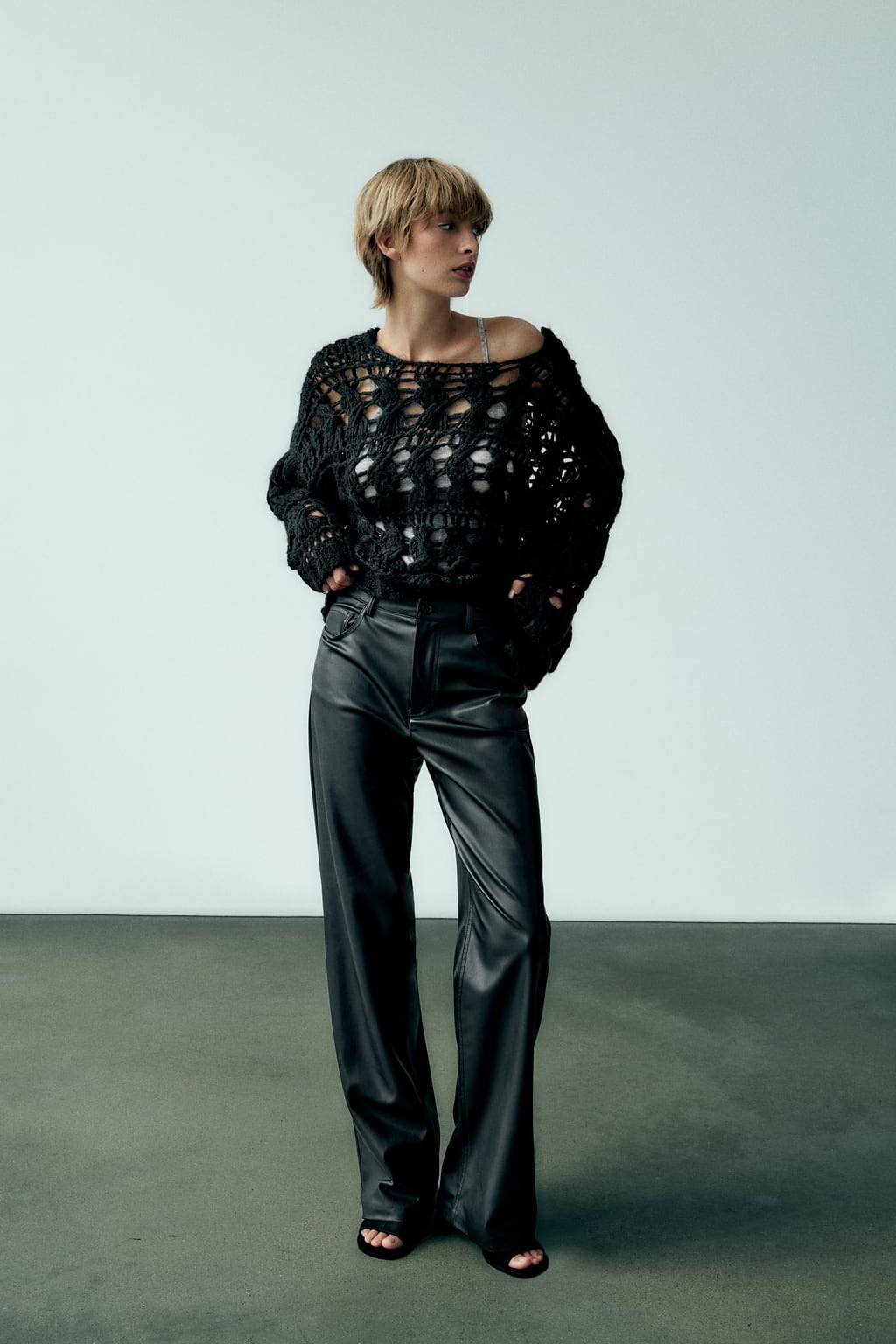 

Полные брюки с эффектом кожи ZARA, черный