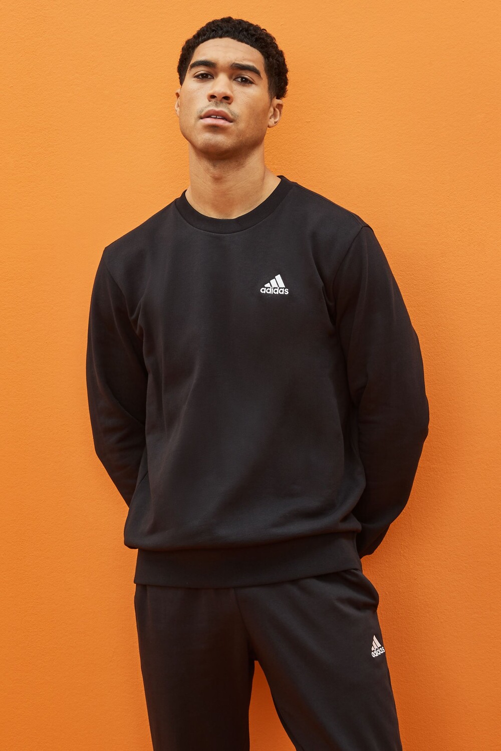 

Махровая толстовка Sportswear Essentials с небольшим логотипом и вышивкой adidas, черный