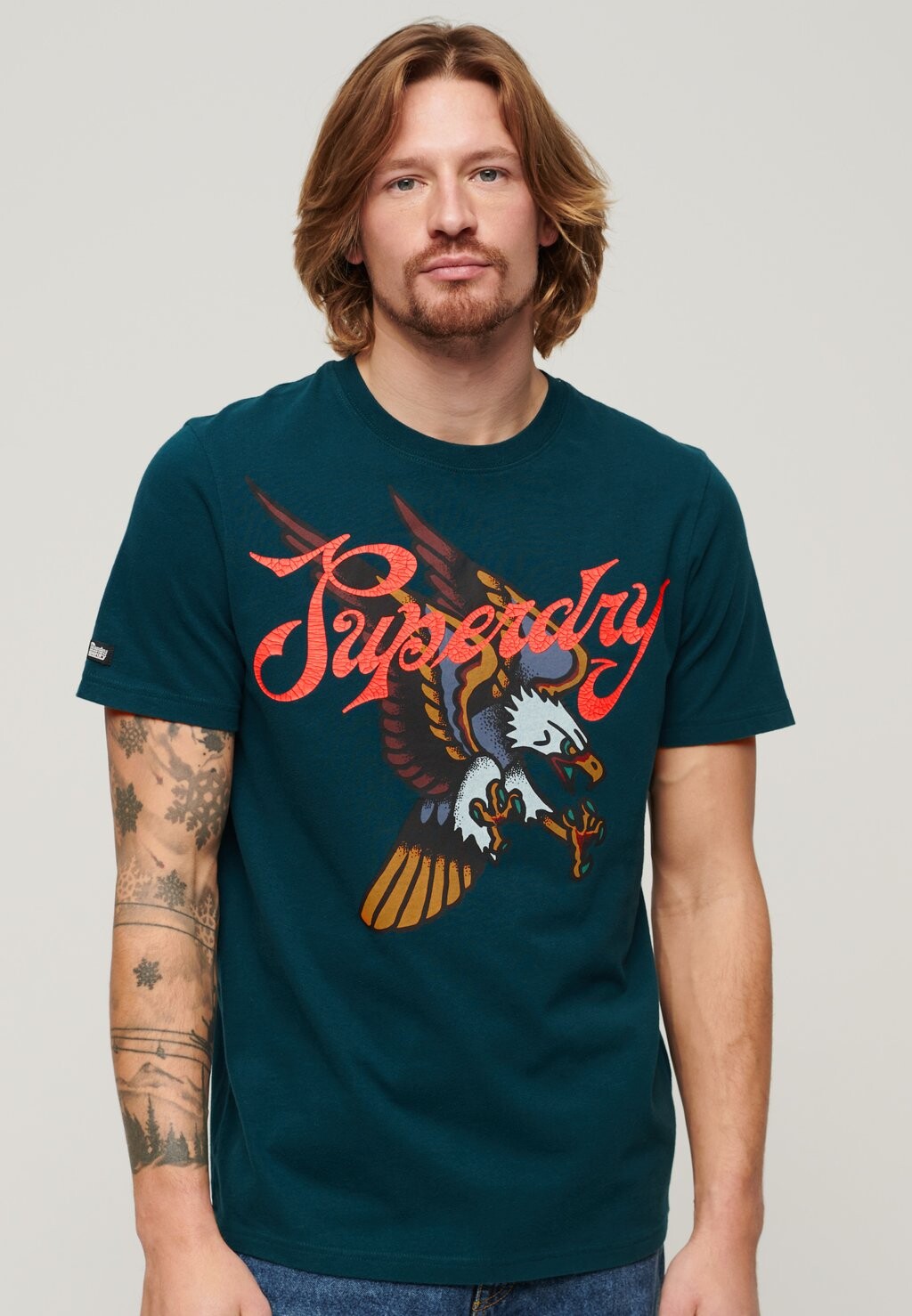 футболка с принтом tattoo script superdry цвет fir green Футболка с принтом TATTOO SCRIPT Superdry, синий металлик