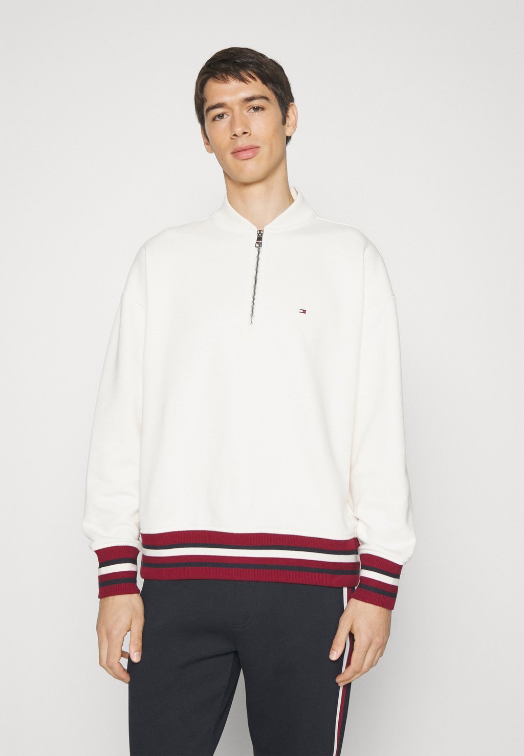 

Толстовка Tommy Hilfiger BOLD GLOBAL STRIPE HALF ZIP, цвет ancient white