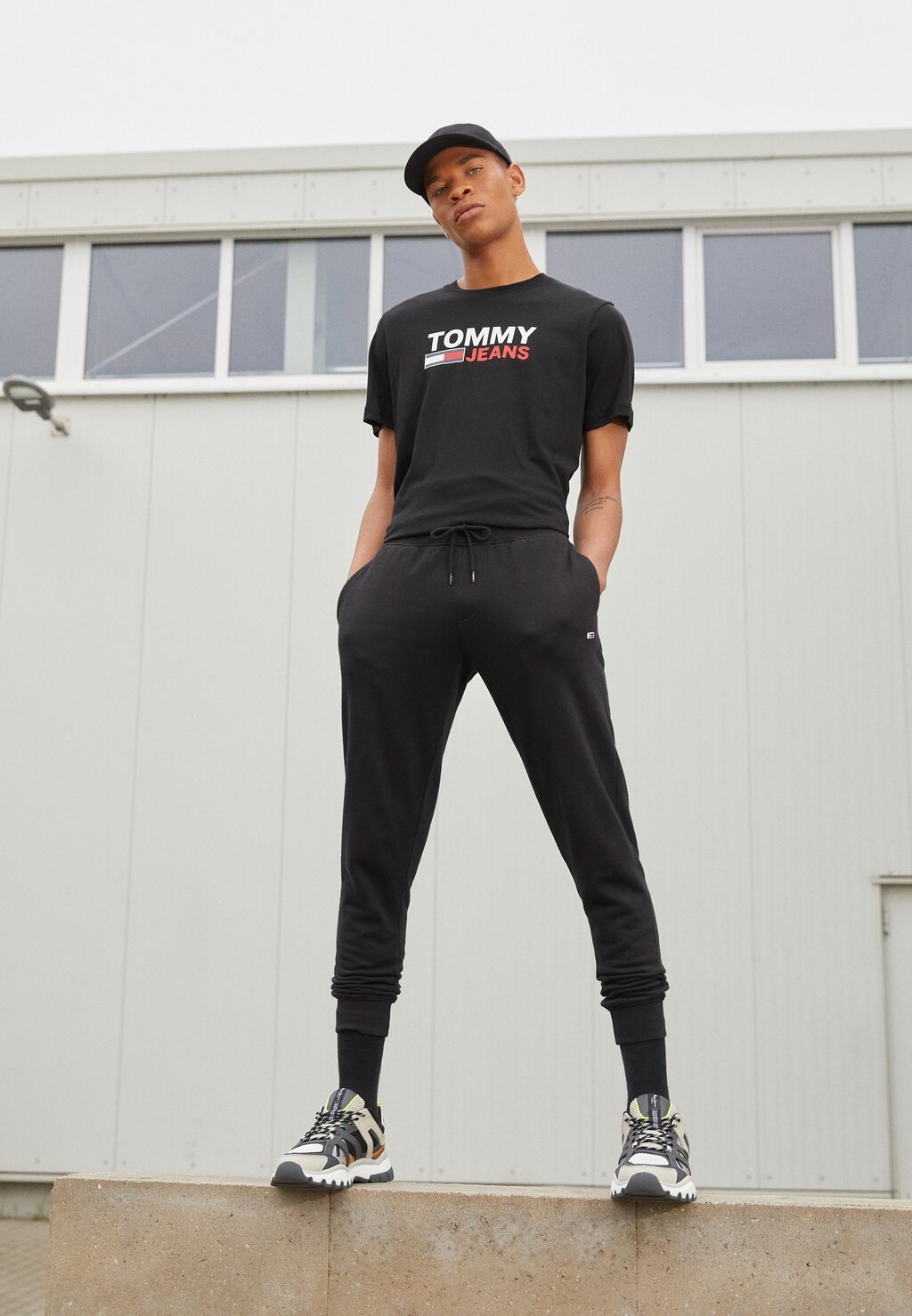 

Спортивные брюки Tommy Jeans, черные