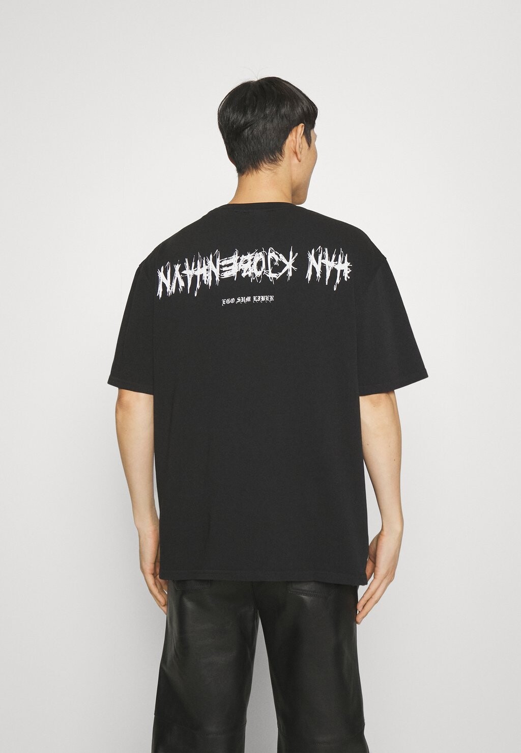 

Футболка с принтом UPSIDE DOWN UNISEX Han Kjøbenhavn, черный