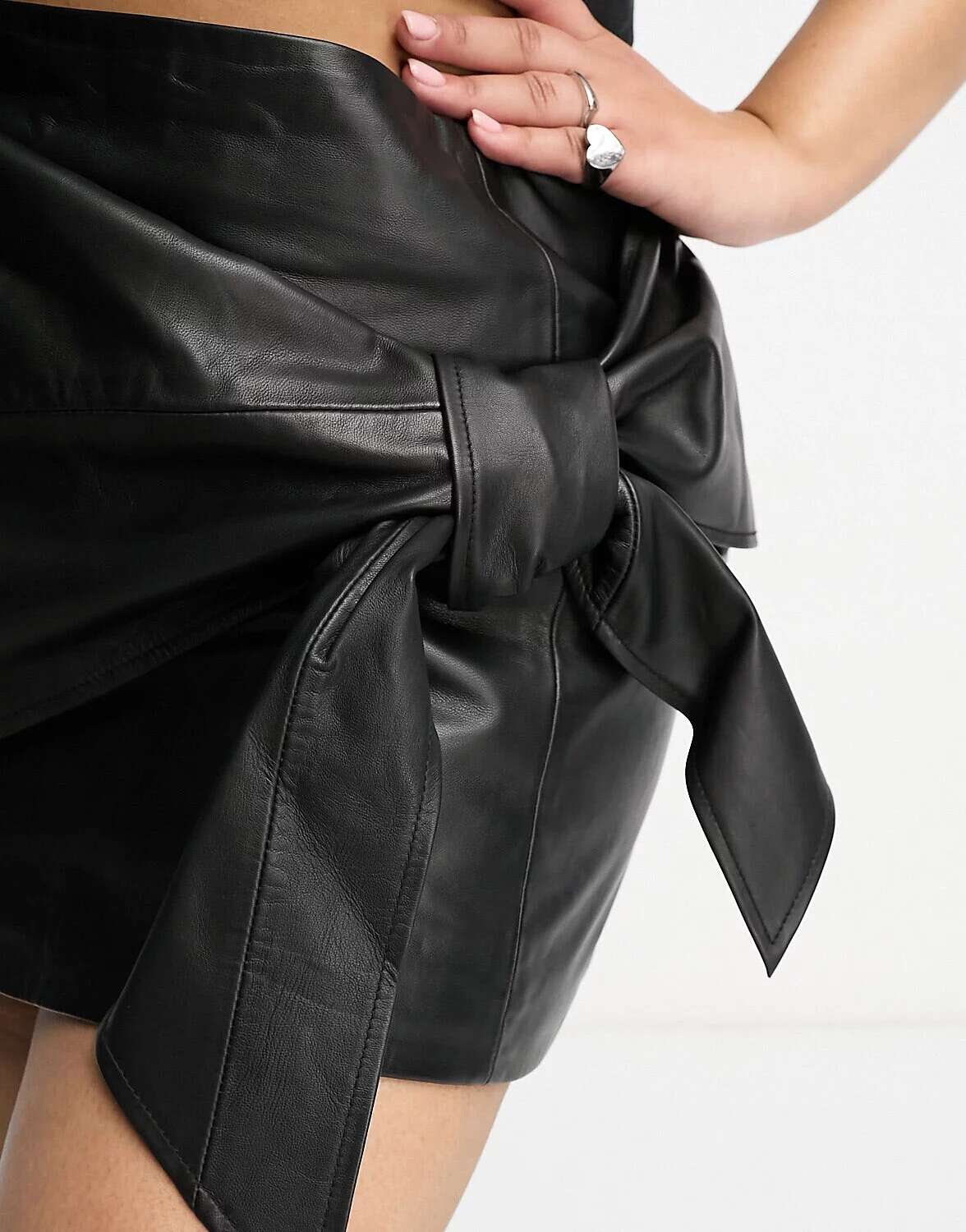 Черная кожаная юбка с запахом и завязками Urbancode Curve