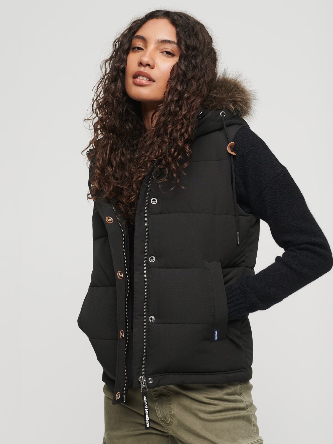 

Жилет-пуховик Everest из искусственного меха Superdry, черный как смоль