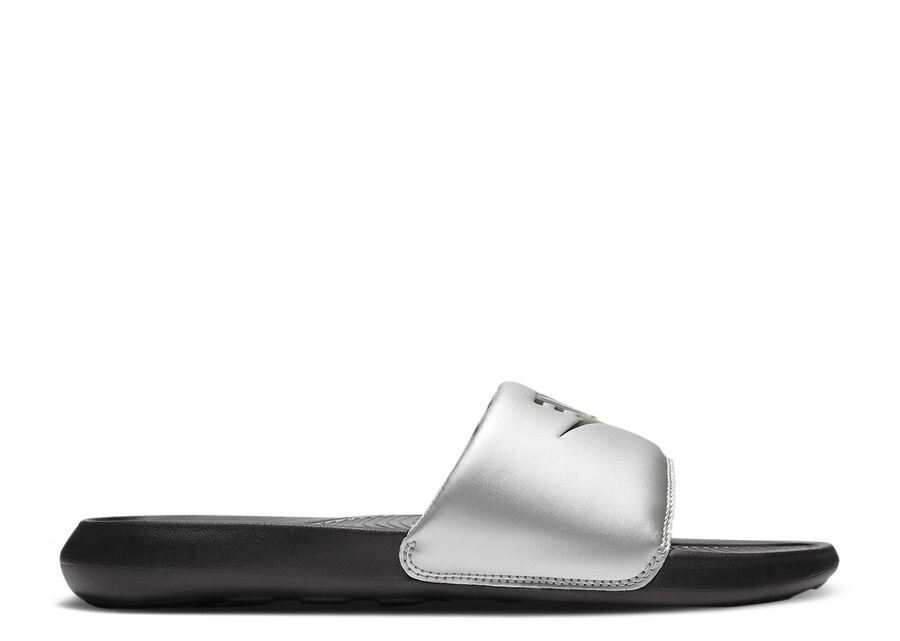 

Кроссовки Nike Wmns Victori One Slide, цвет Black Metallic Silver
