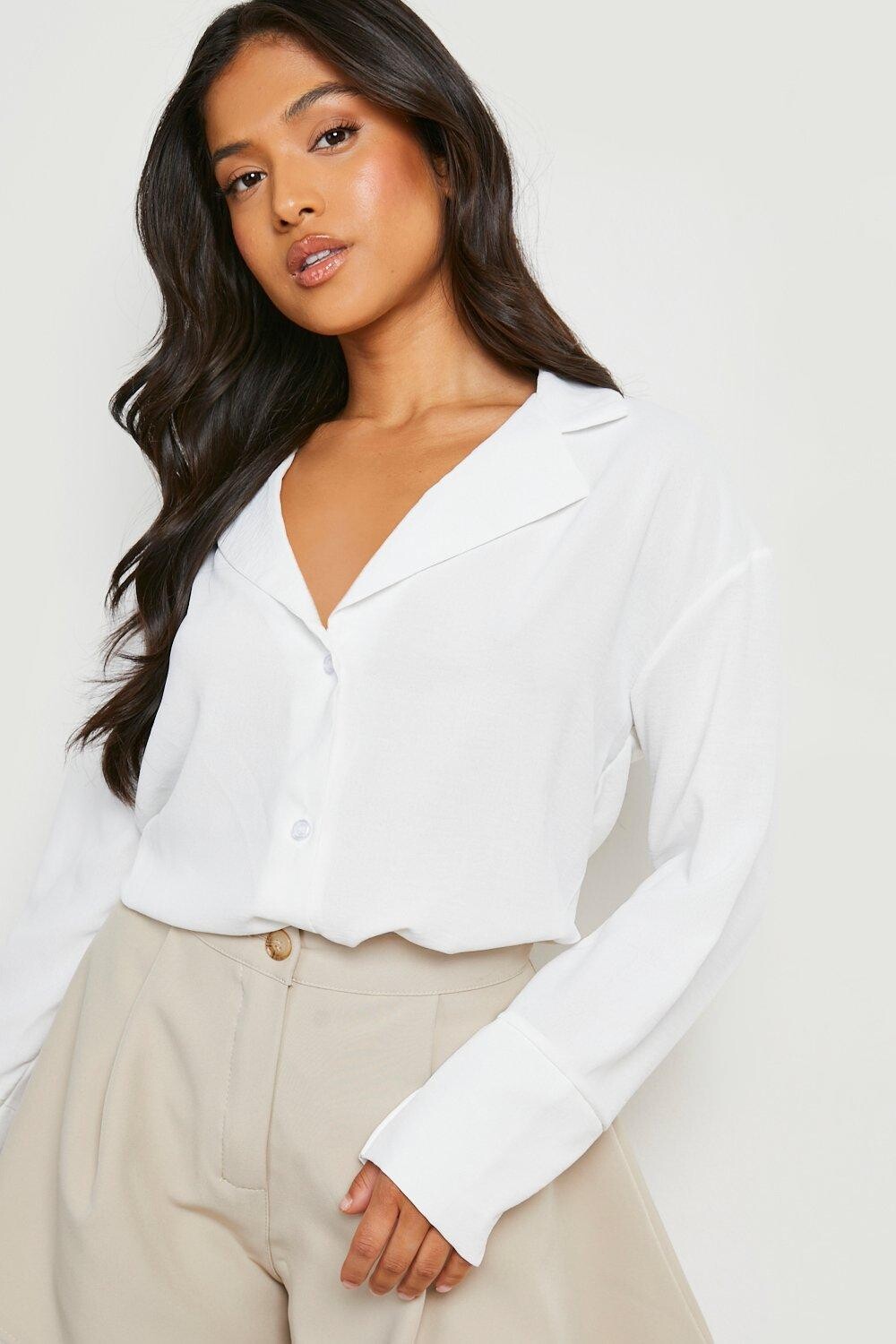 

Рубашка оверсайз из атласной рубашки petite Boohoo, белый