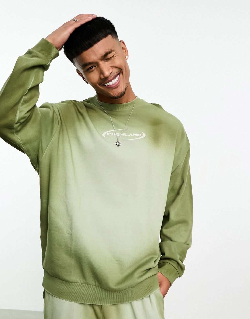 

Толстовка оверсайз цвета хаки с градиентом и текстовым принтом ASOS DESIGN
