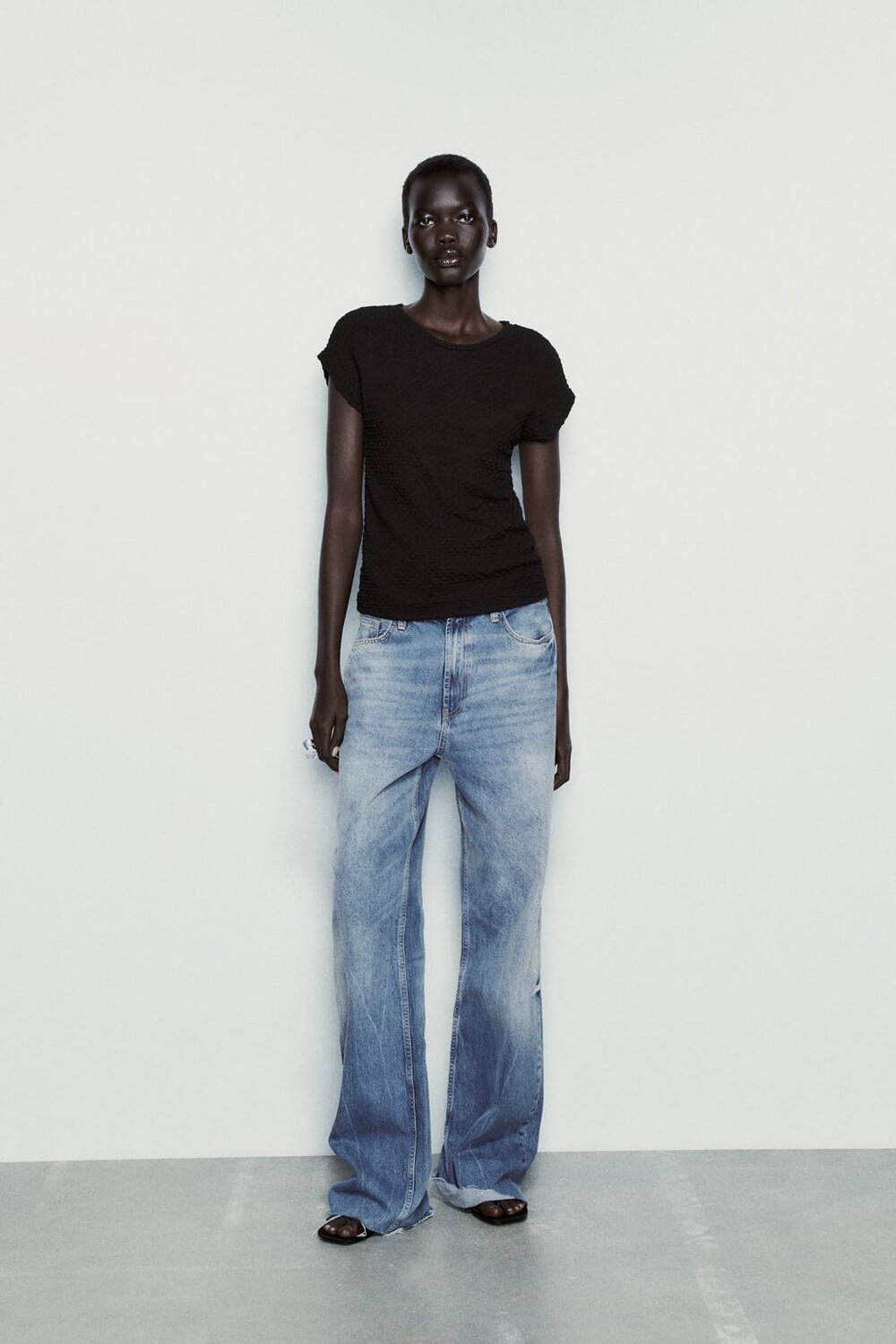 

Футболка с текстурной футболкой со сниженными плечами ZARA, черный