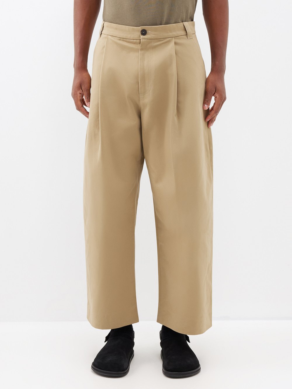 цена Широкие брюки sorte со складками из хлопкового твила Studio Nicholson, коричневый