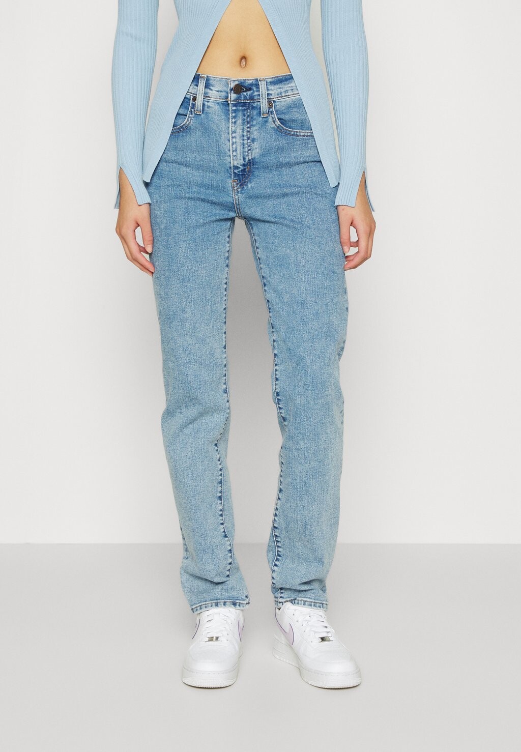 

Джинсы прямого кроя Levi's 724 High Rise Straight, средний курс