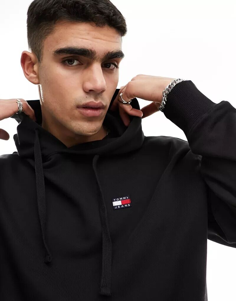 

Черная толстовка свободного кроя Tommy Jeans с небольшой нашивкой-логотипом