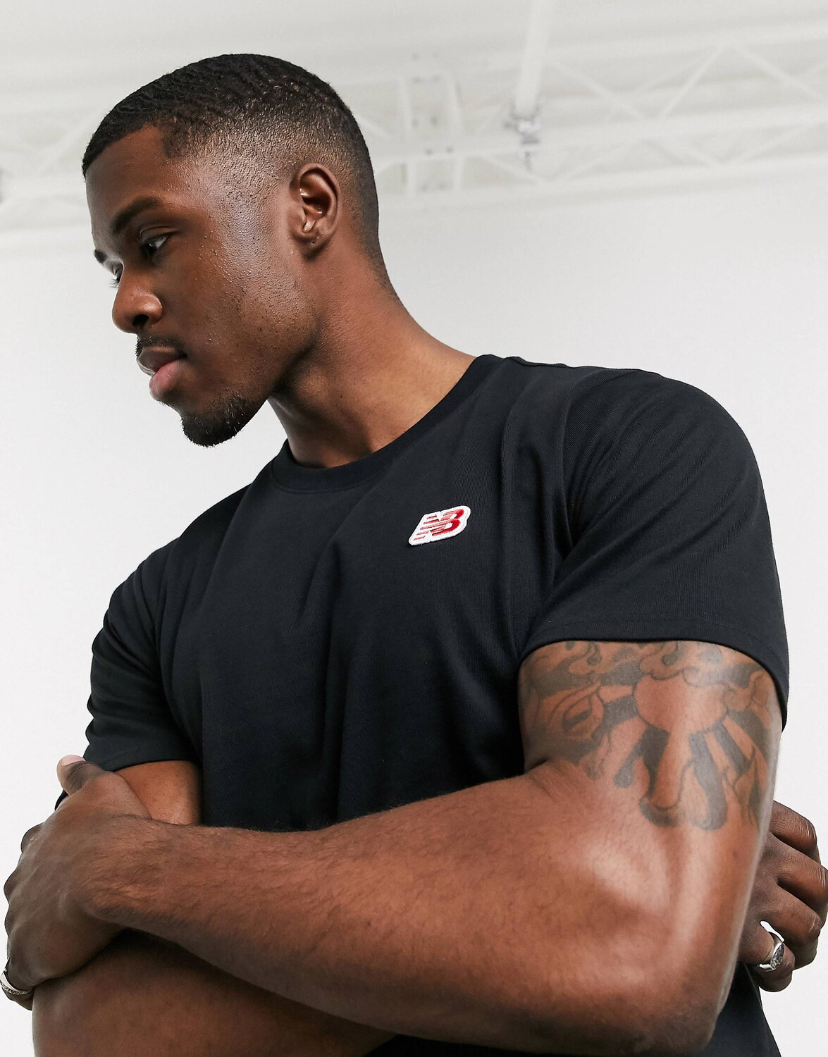 

Черная футболка с небольшим логотипом New Balance