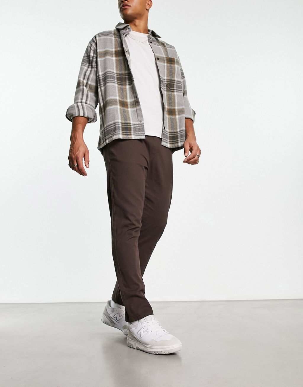 

Темно-коричневые узкие чиносы с резинкой на талии ASOS DESIGN