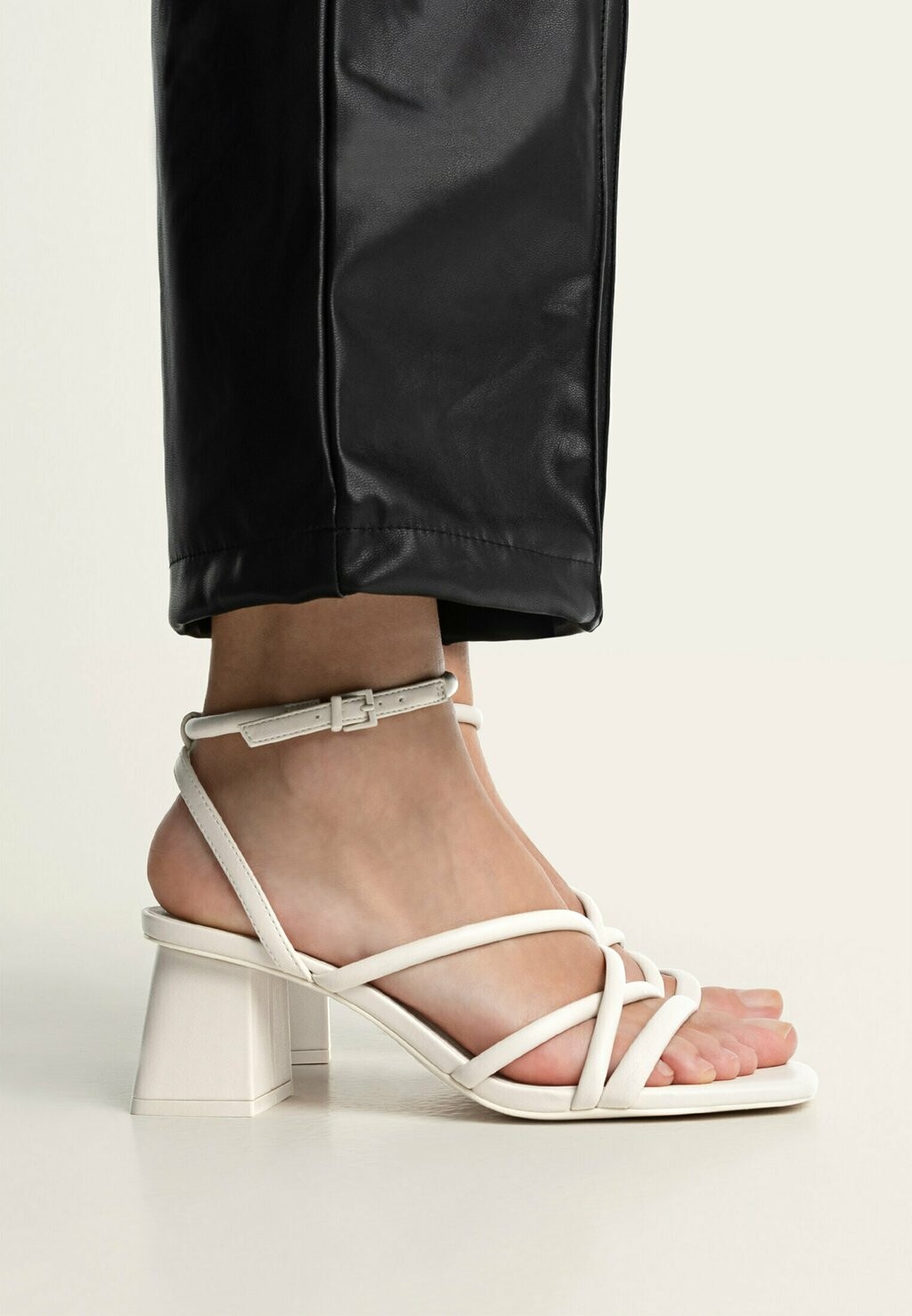 

Босоножки Stradivarius, белый