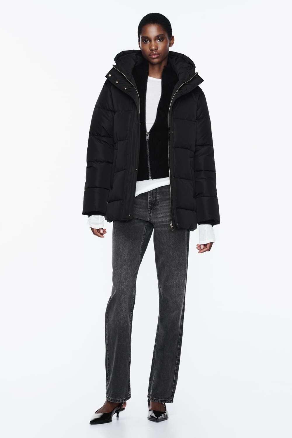 

Стеганое пальто с капюшоном ZARA, черный